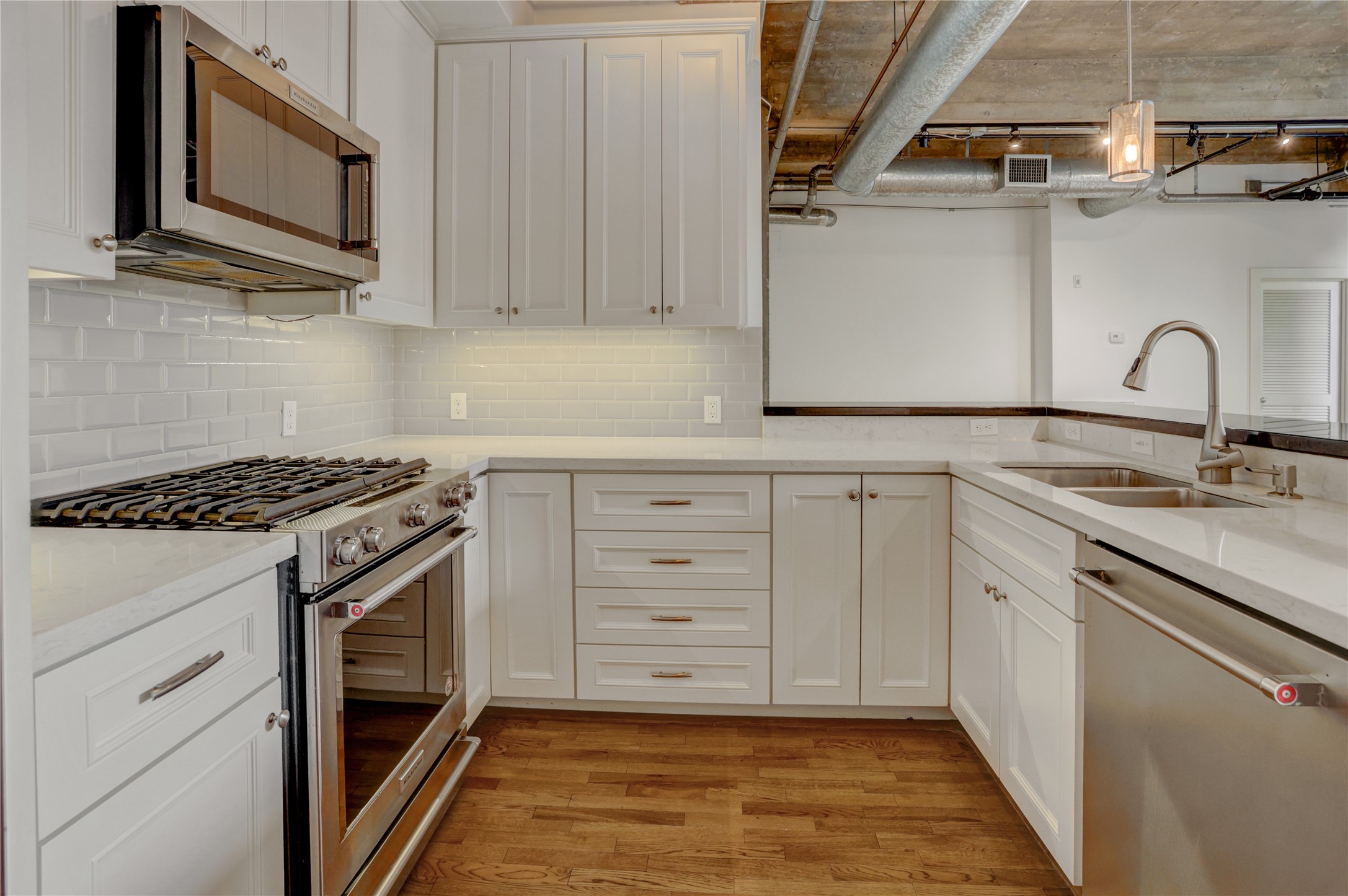 204 Travis Street 4d Property Photo 5