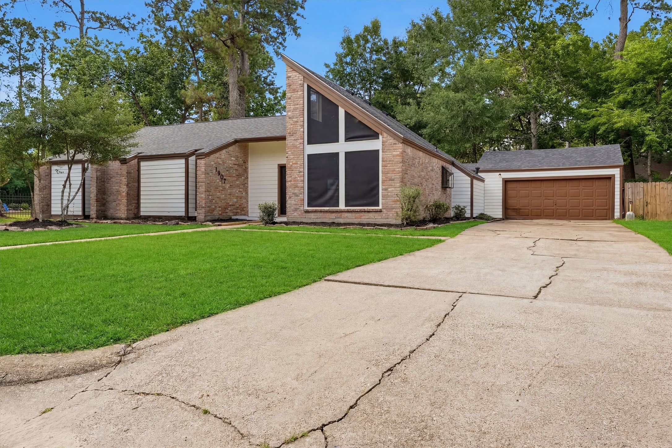 1907 Tangle Lake Drive Property Photo 3