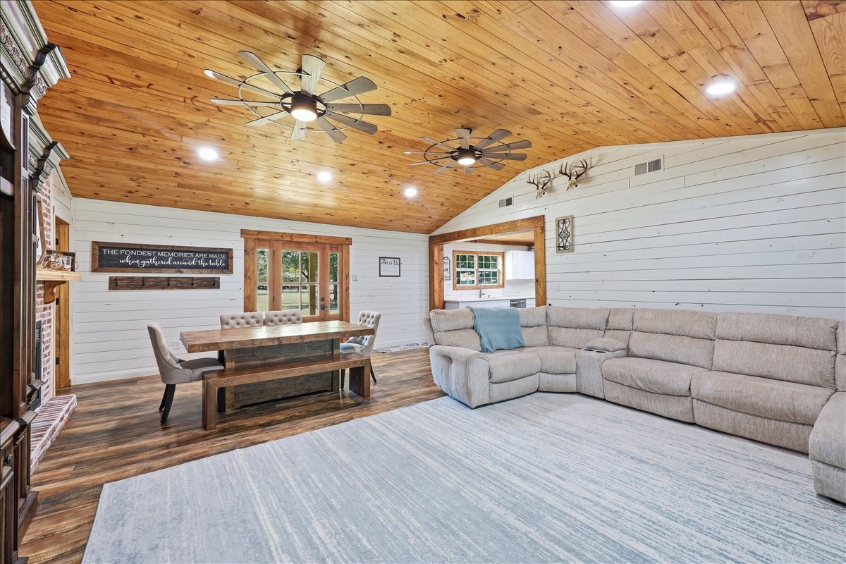 572 Spur 165 Property Photo 8