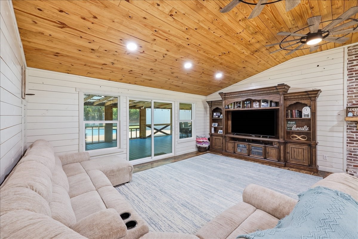 572 Spur 165 Property Photo 12