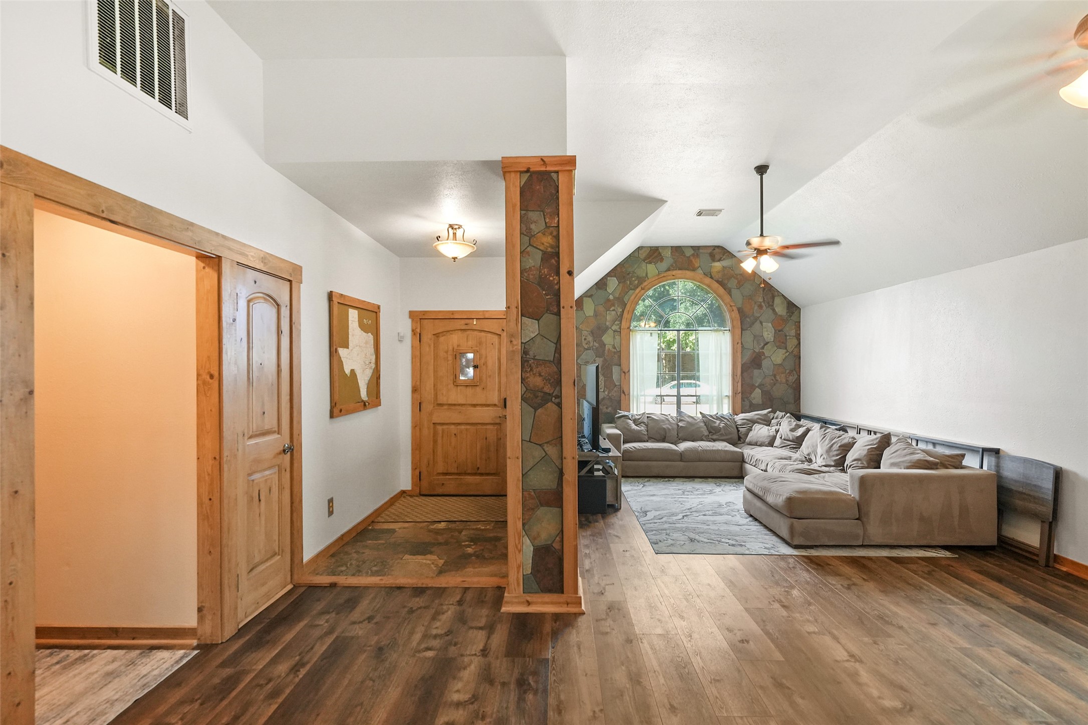 929 N Rivershire Drive Property Photo 2