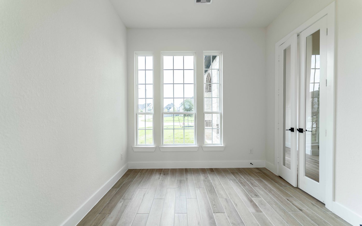 707 Western Holly Property Photo 3