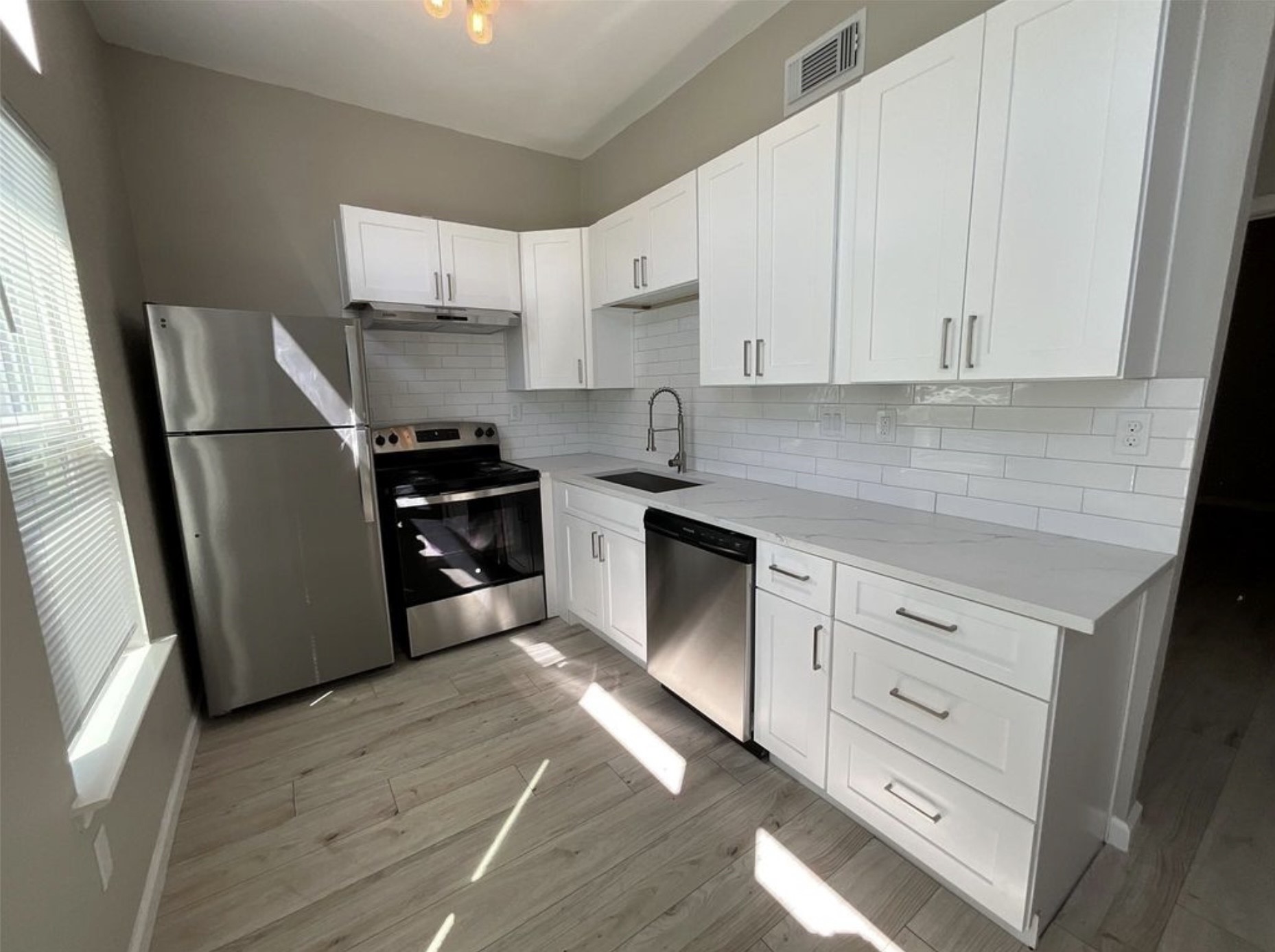 3403 Yupon Street Property Photo 6