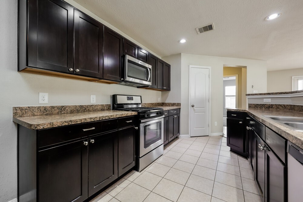 29327 Legends Green Drive Property Photo 6