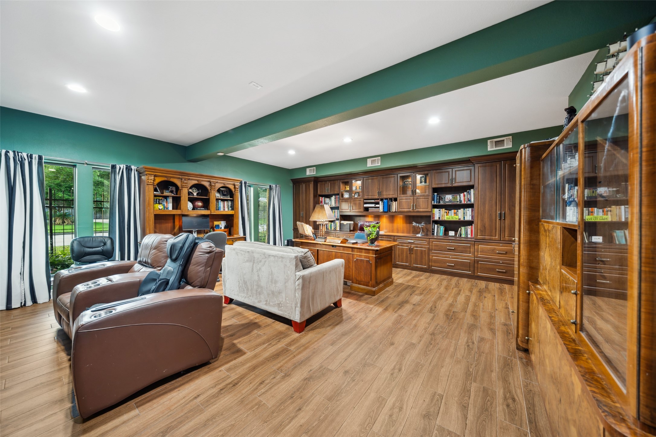16310 Brook Forest Drive Property Photo 16