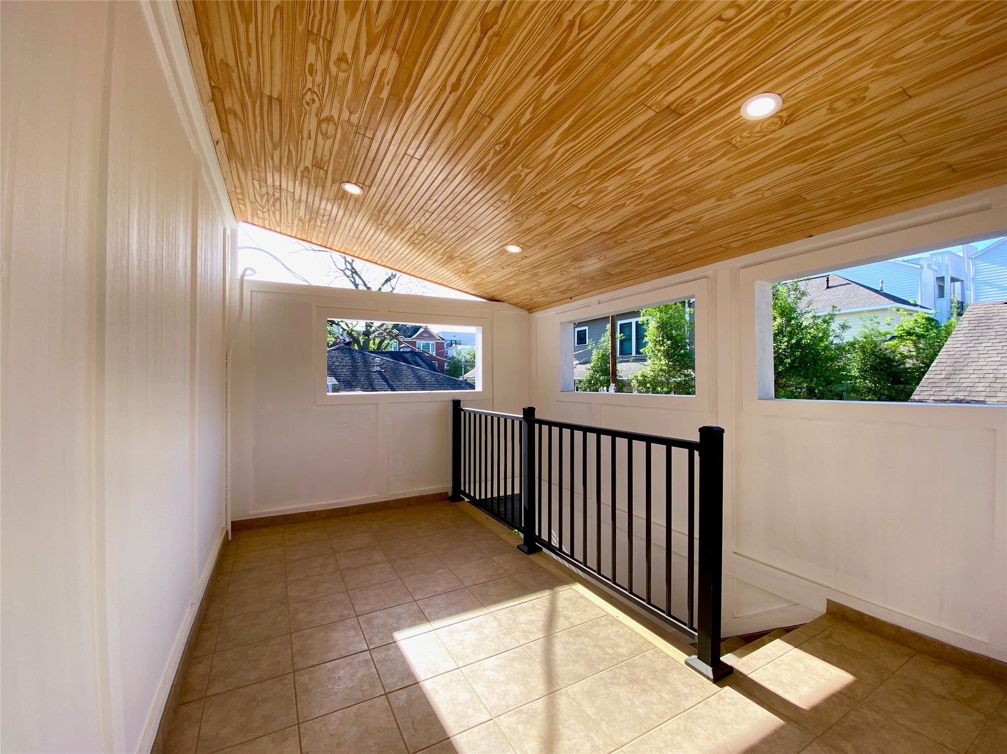 2025 1/2 Brun Street Property Photo 12