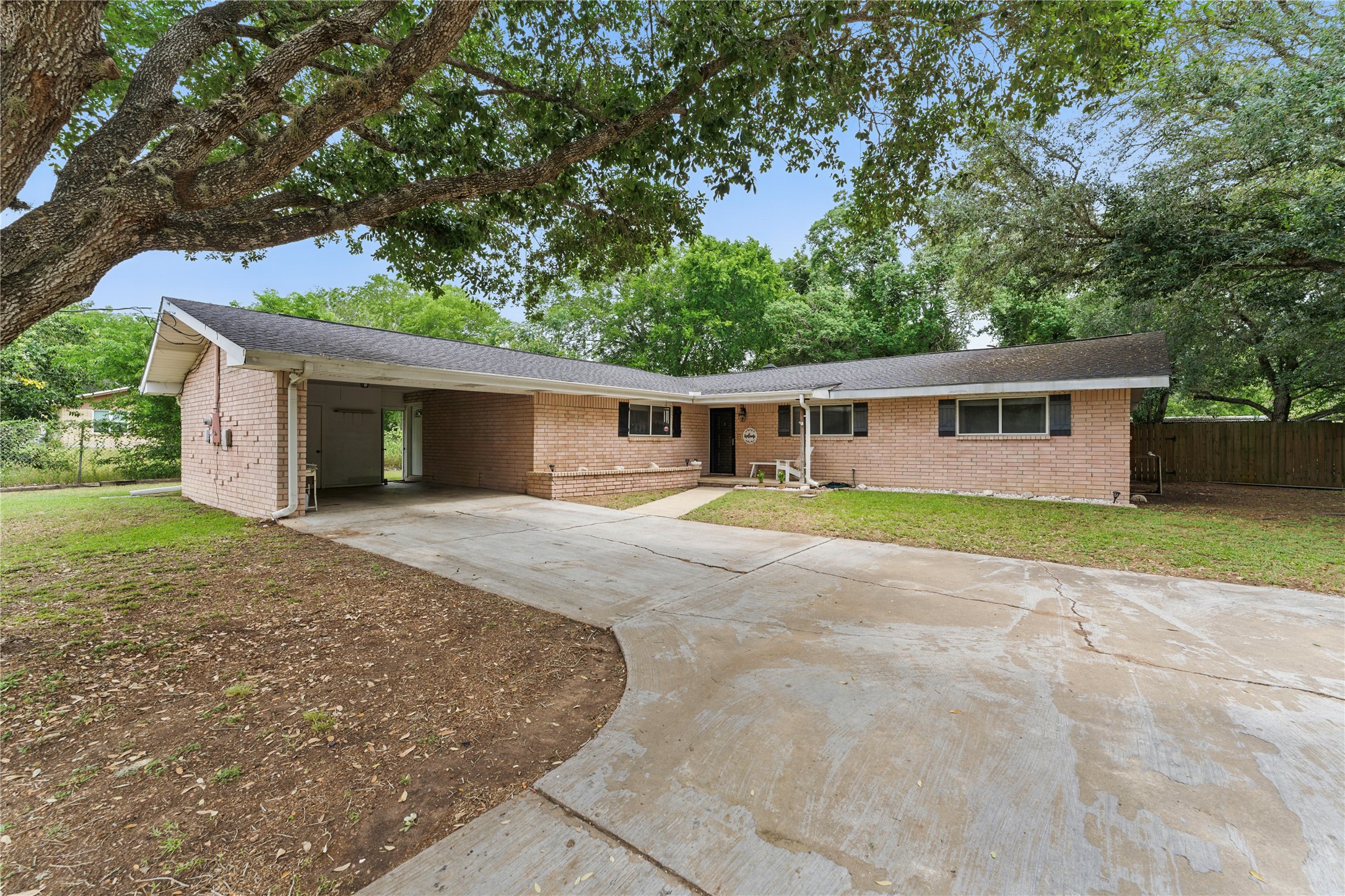 206 Live Oak Street Property Photo 1