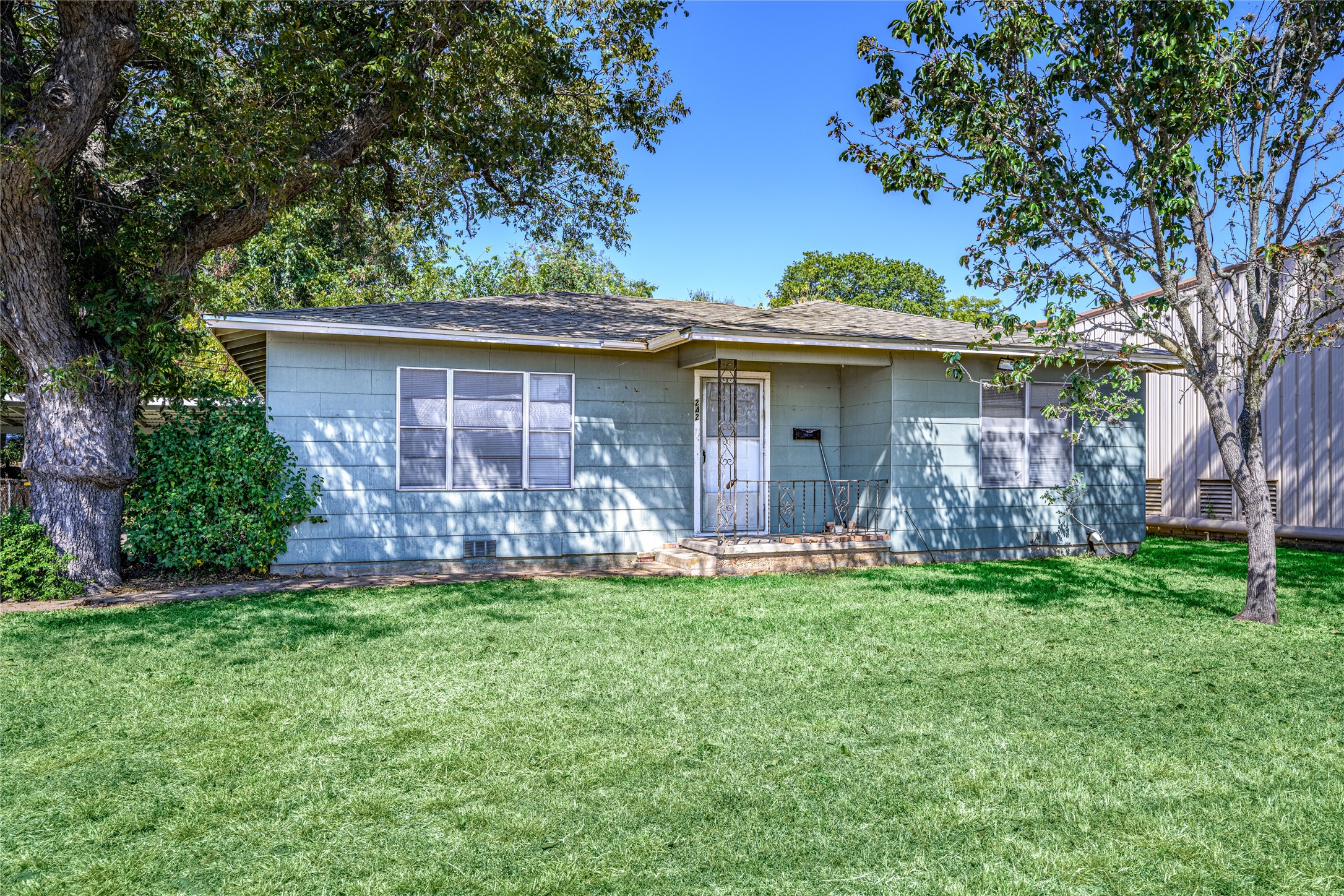242 W Fannin Property Photo 1