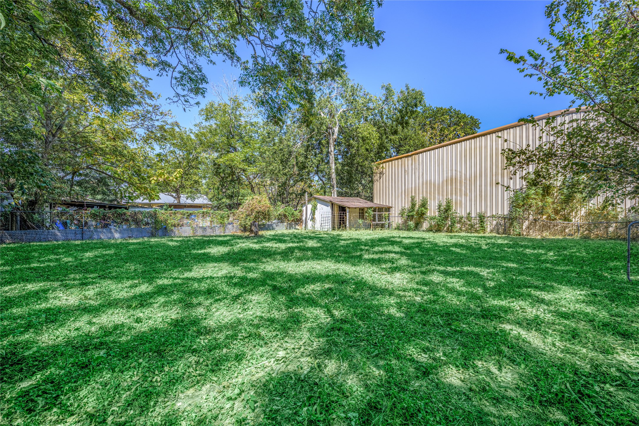 242 W Fannin Property Photo 5