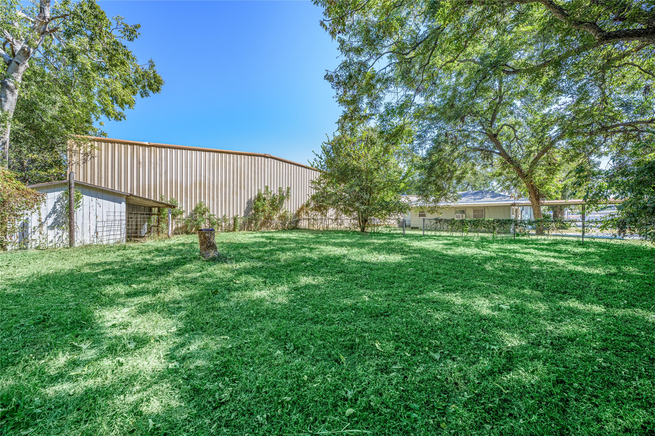 242 W Fannin Property Photo 6