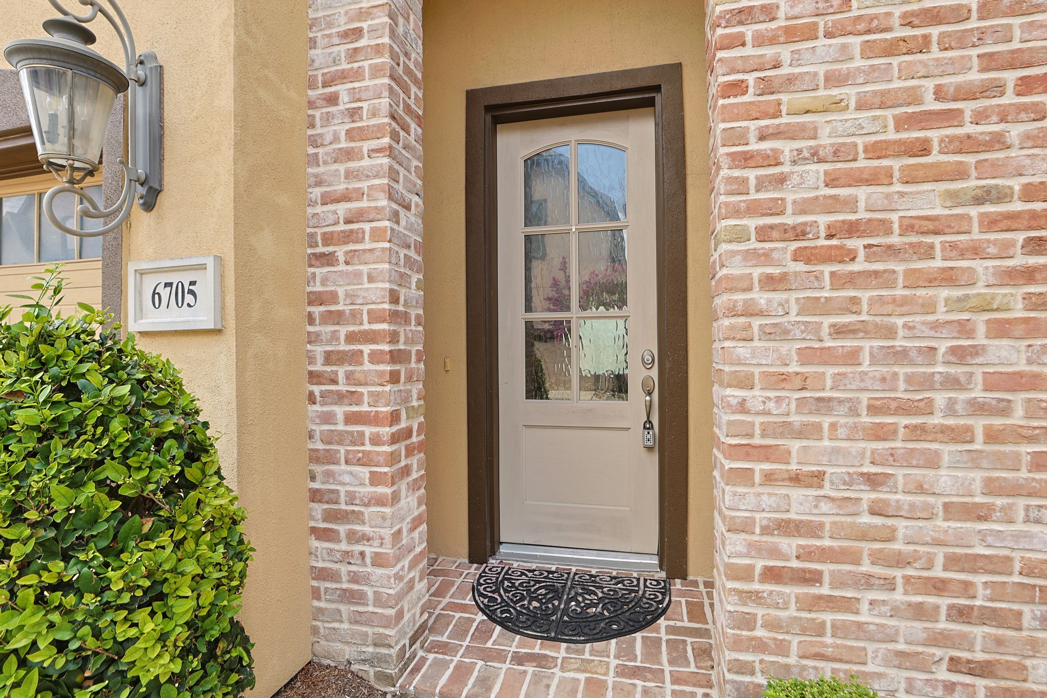 6705 Woodbend Park S Property Photo 2