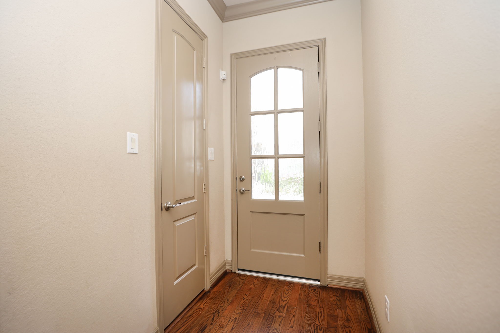 6705 Woodbend Park S Property Photo 4