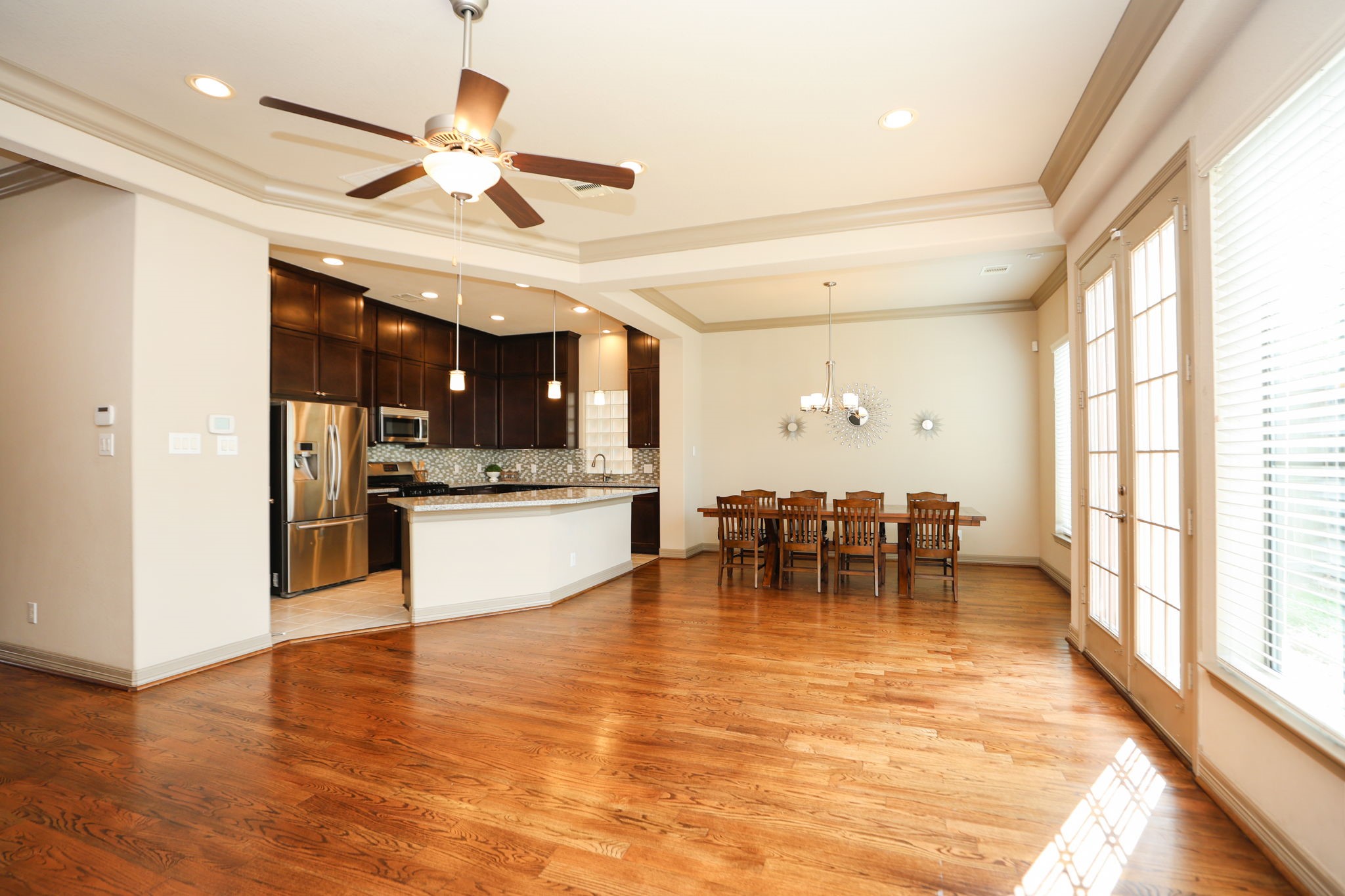 6705 Woodbend Park S Property Photo 8