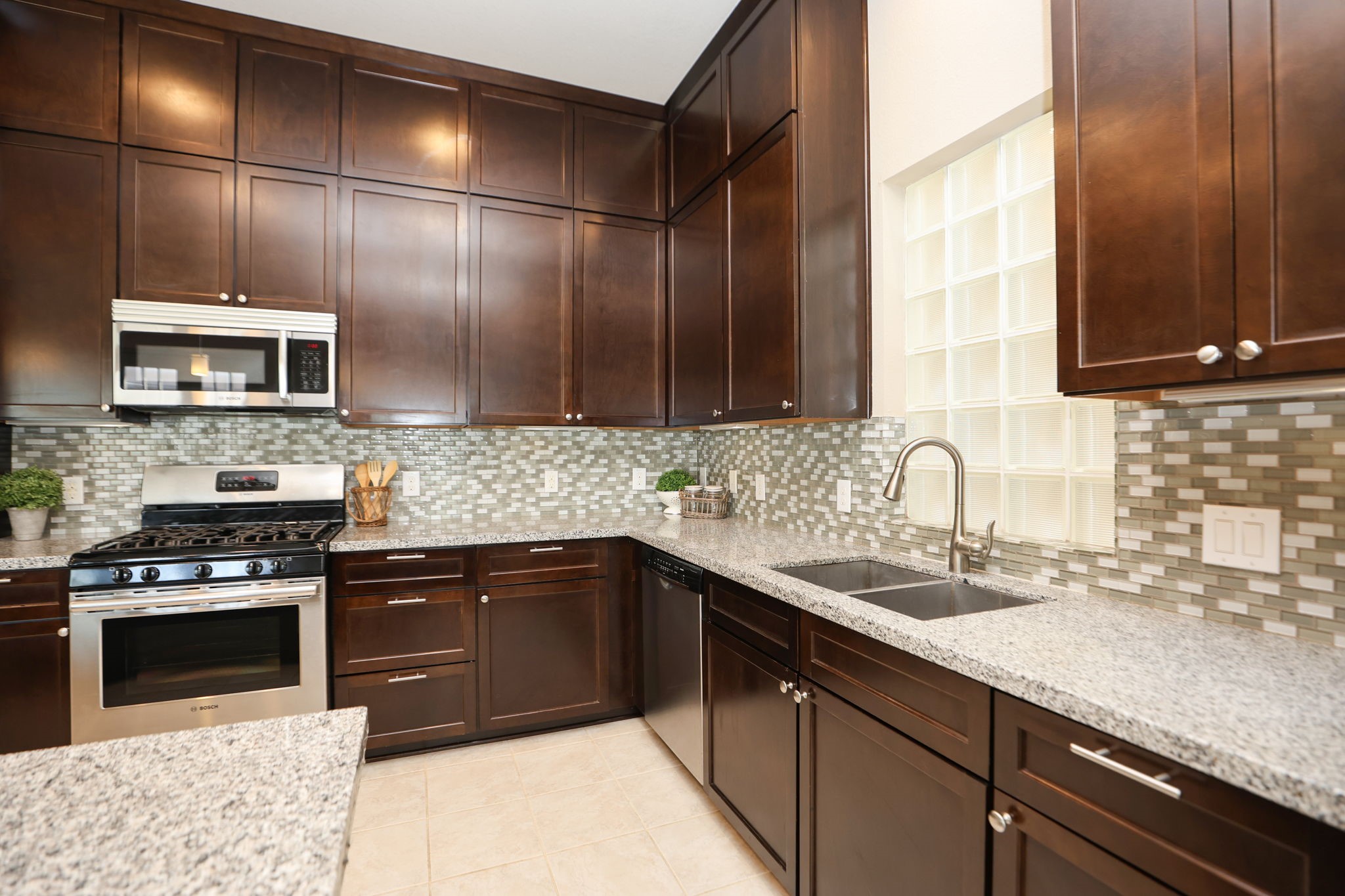 6705 Woodbend Park S Property Photo 12