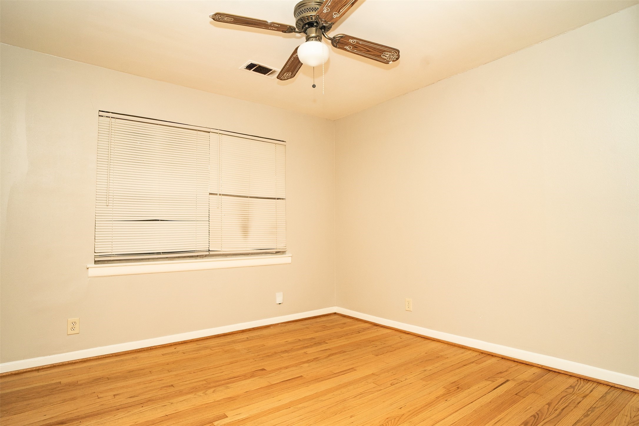 4829 Hummingbird Street Property Photo 4
