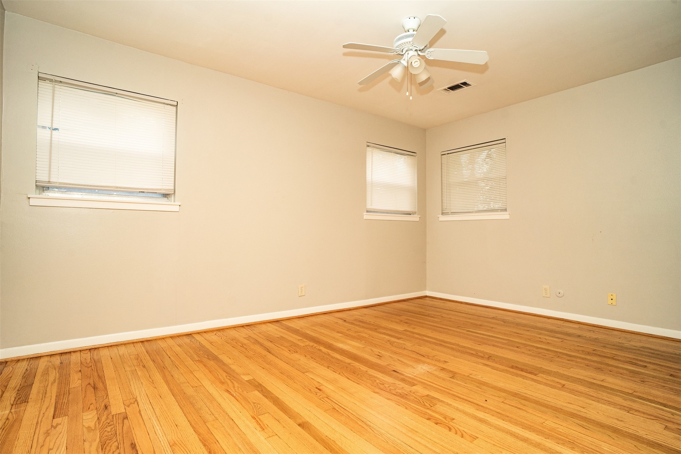 4829 Hummingbird Street Property Photo 6