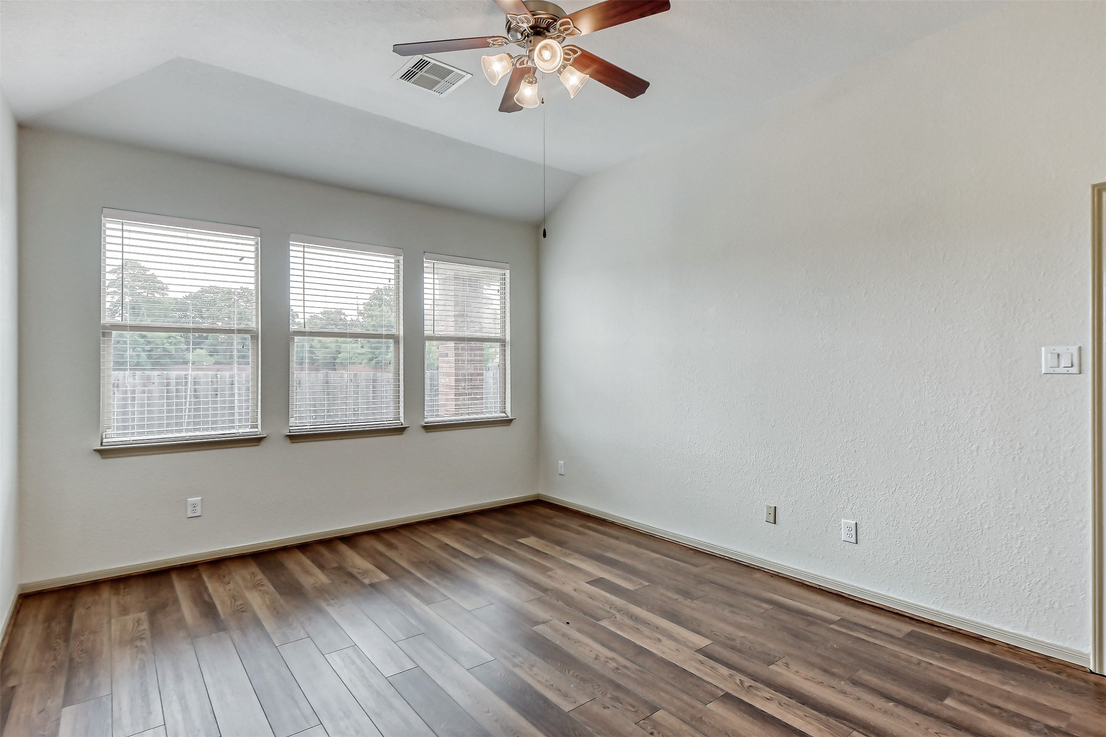 25522 Marmite Drive Property Photo 9