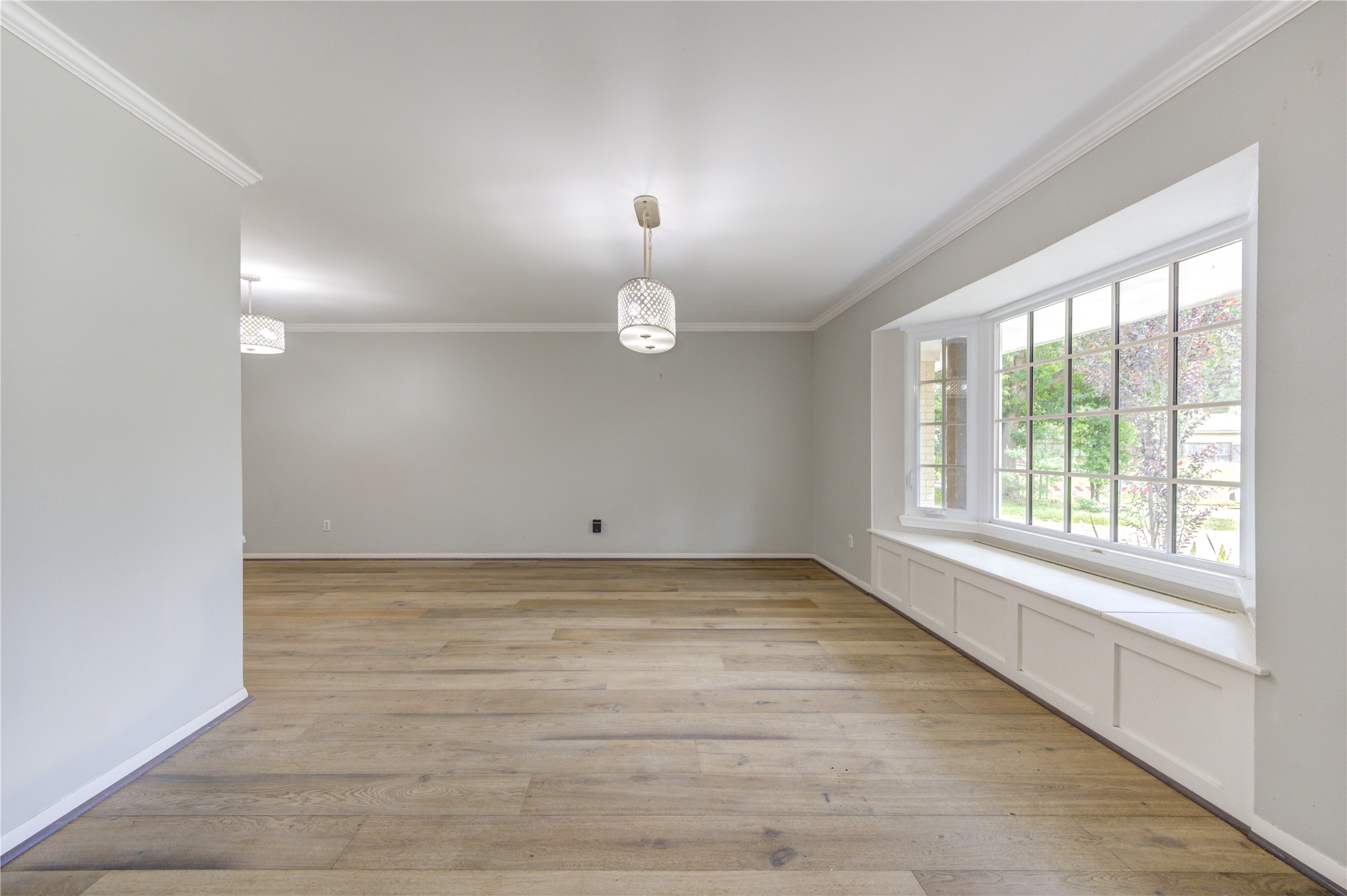 5019 Oak Forest Drive Property Photo 4