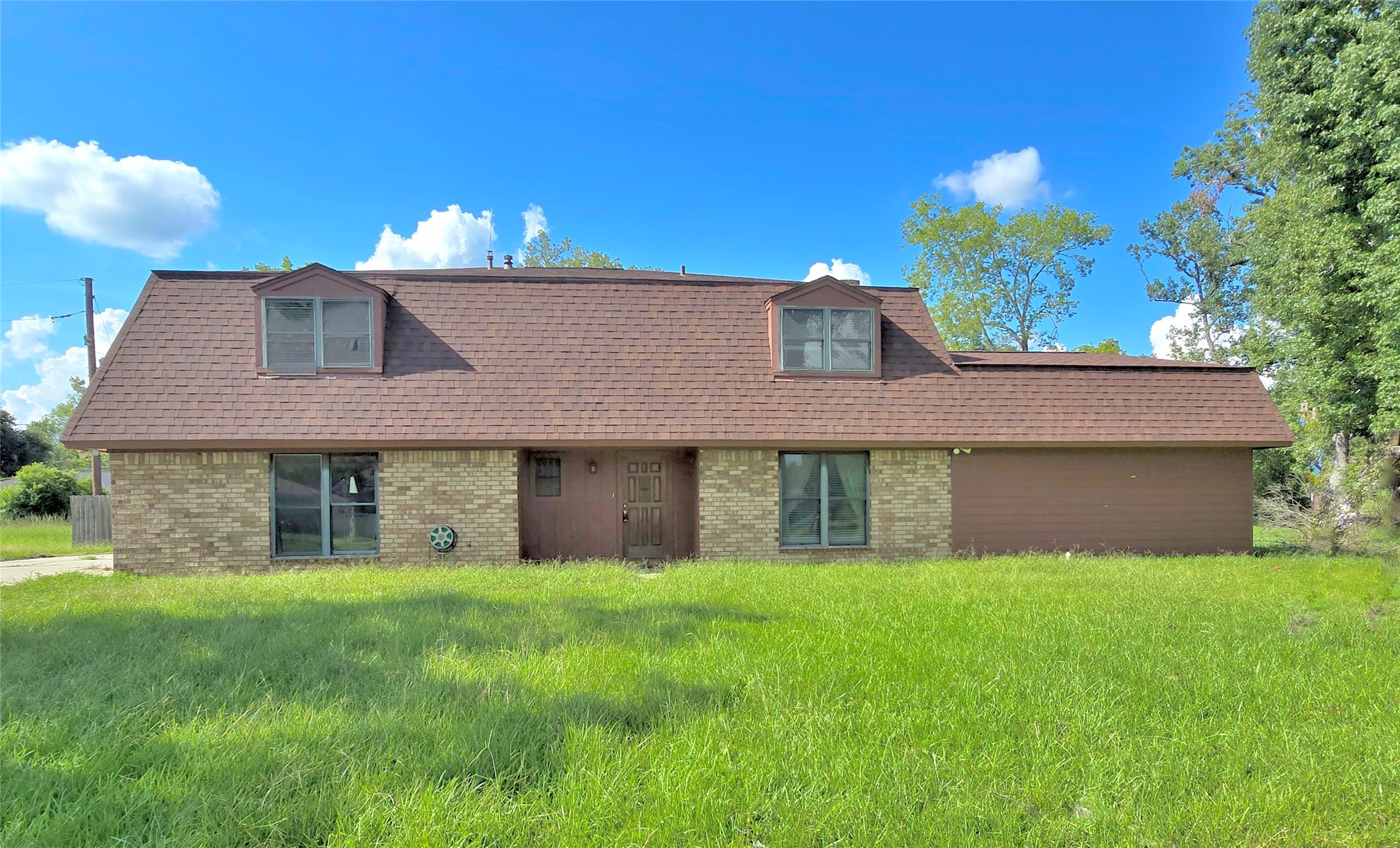 2404 Smith Street W Property Photo 1