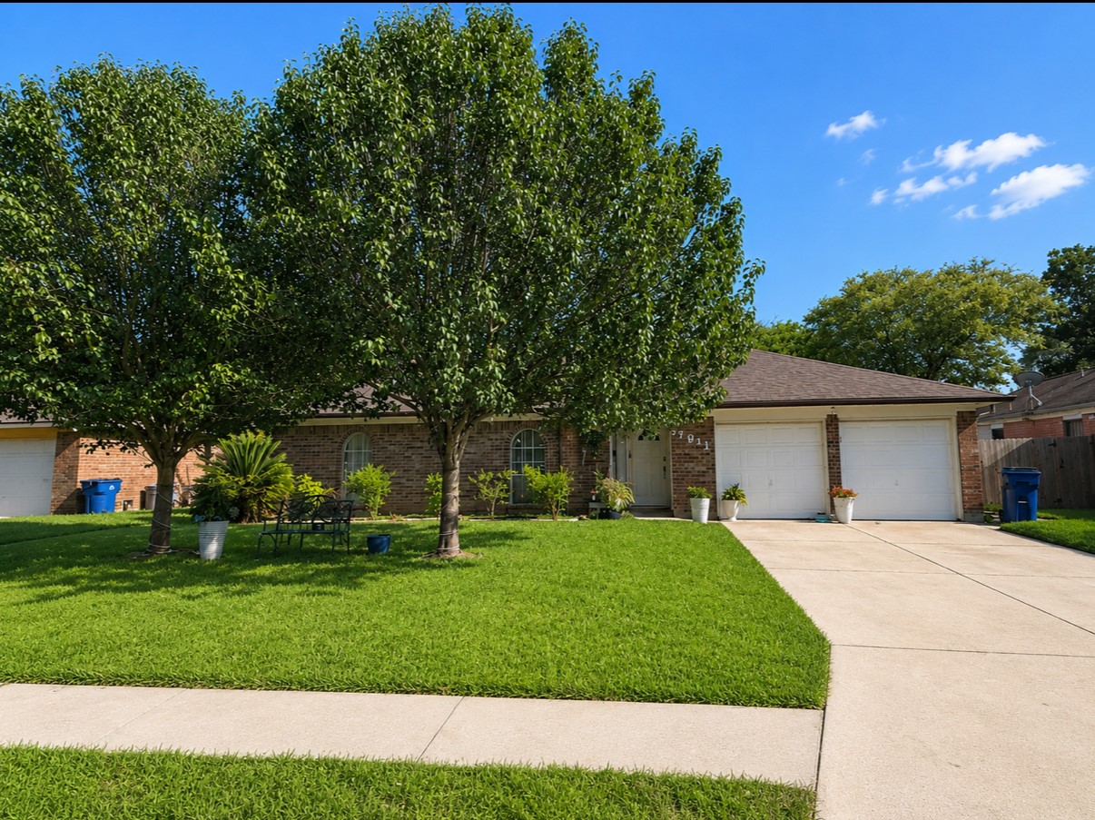 7911 Jonquil Drive Property Photo 2