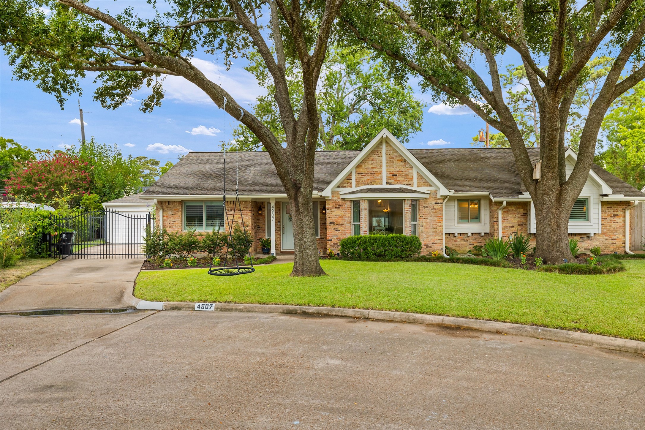 4907 Golf Drive Property Photo 1