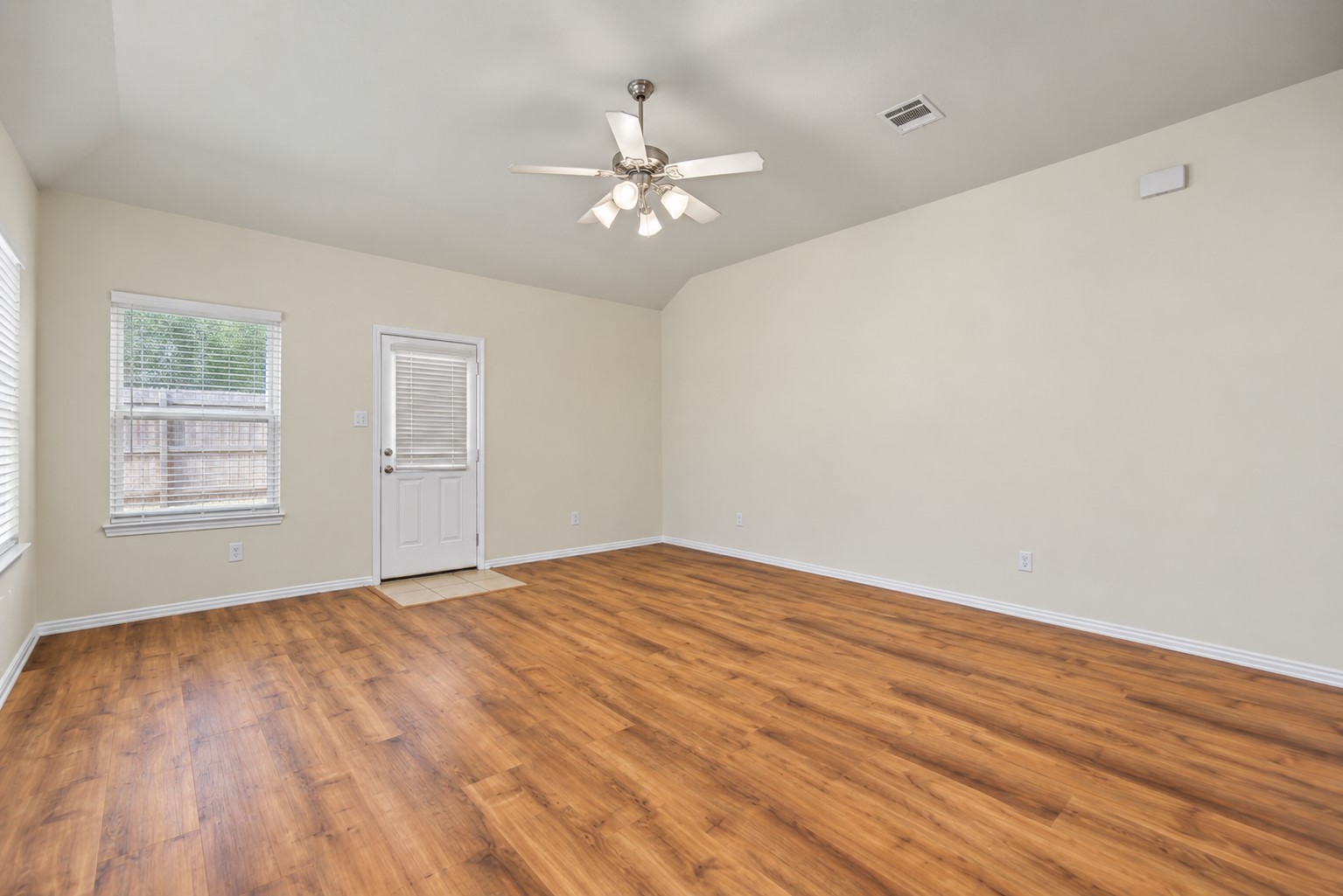 2209 Maple Point Drive N Property Photo 13