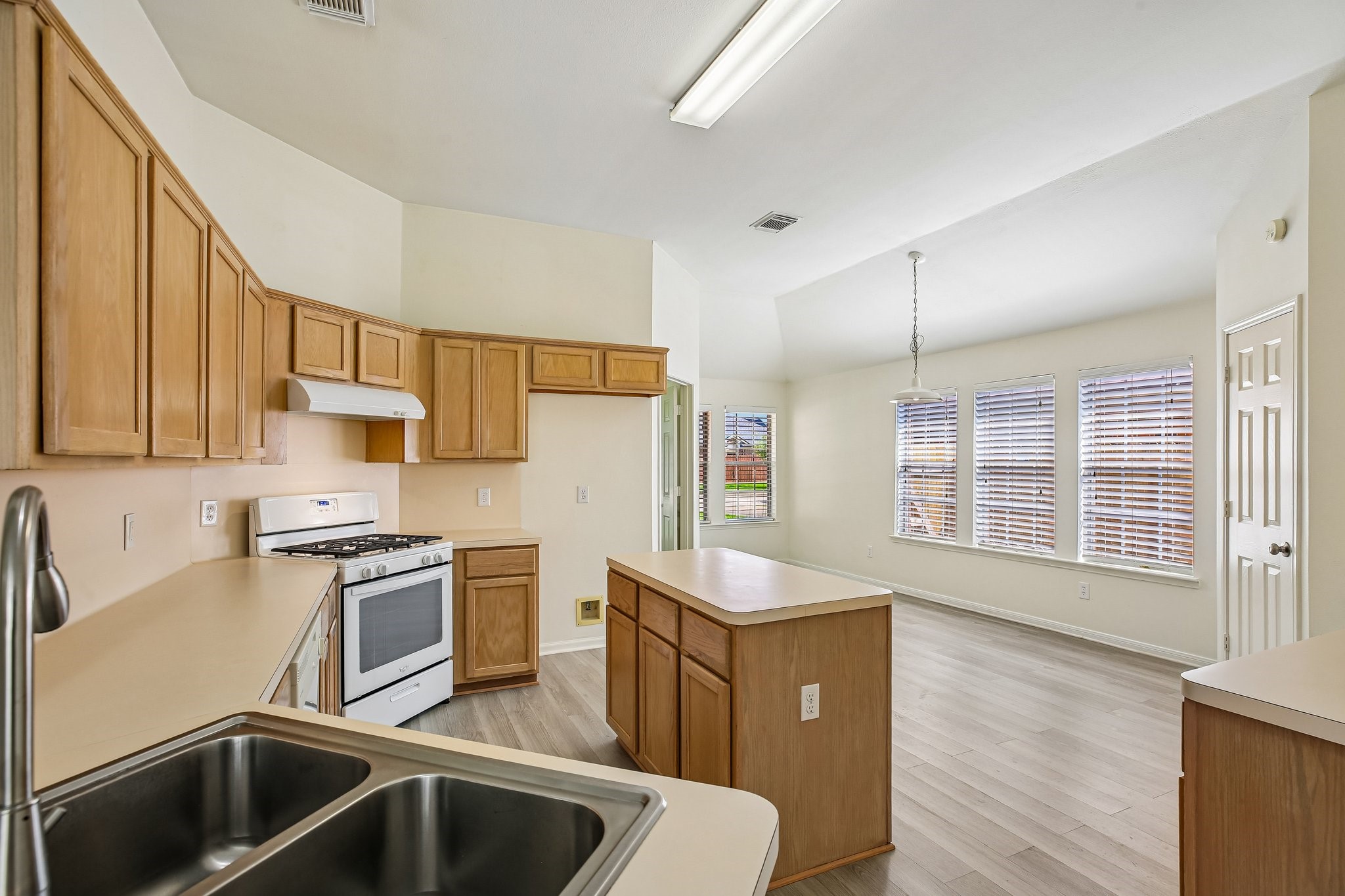 16911 Bouldgreen Property Photo 2