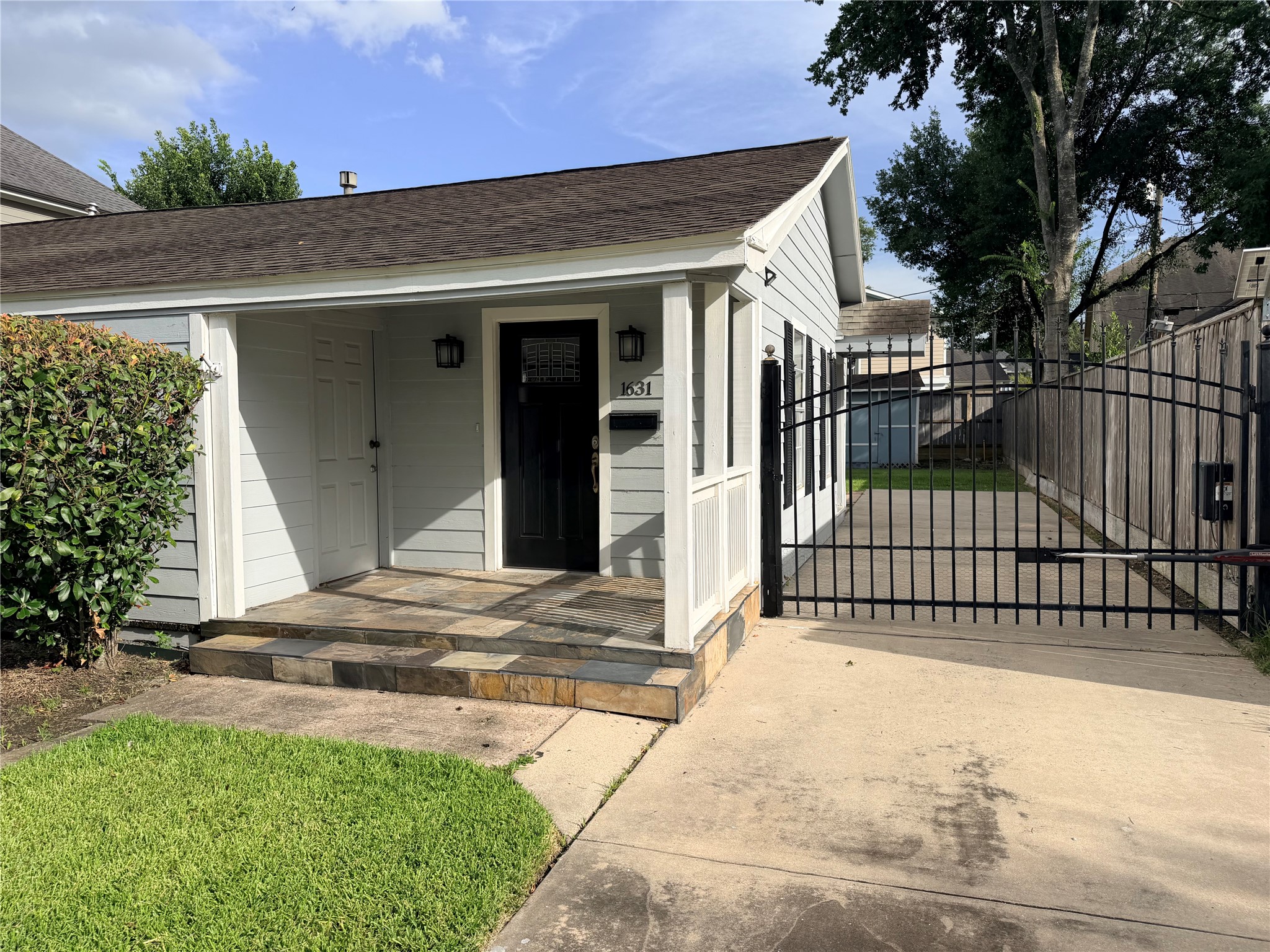 1631 Chantilly Lane Property Photo 2