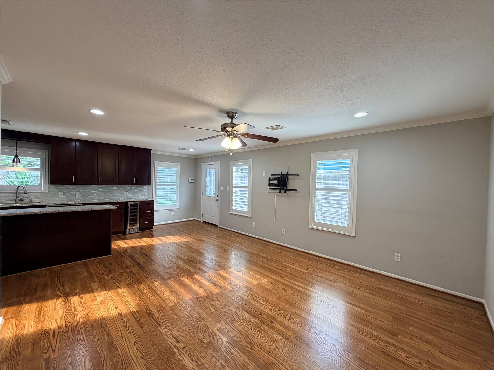 1631 Chantilly Lane Property Photo 4