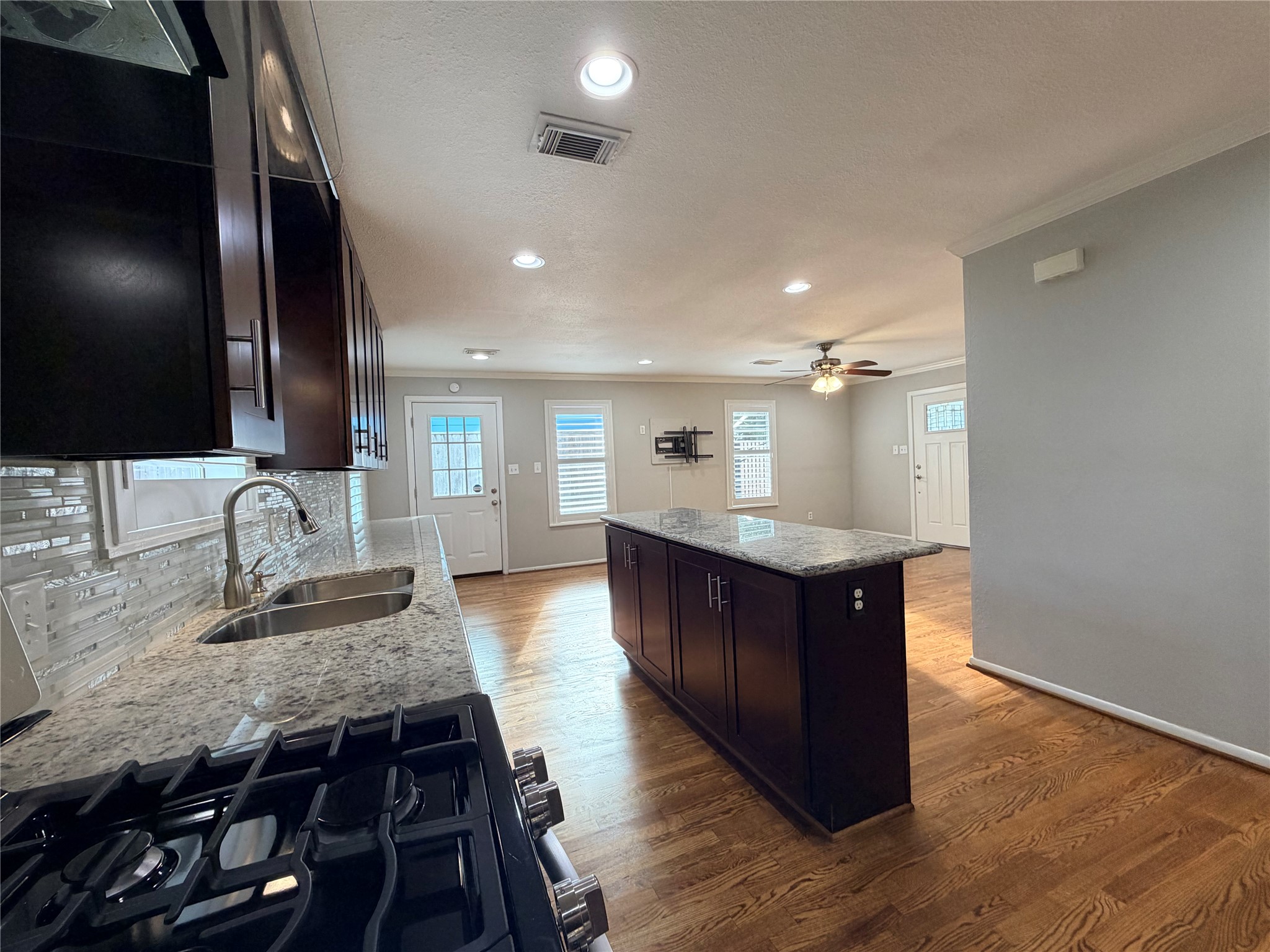 1631 Chantilly Lane Property Photo 8