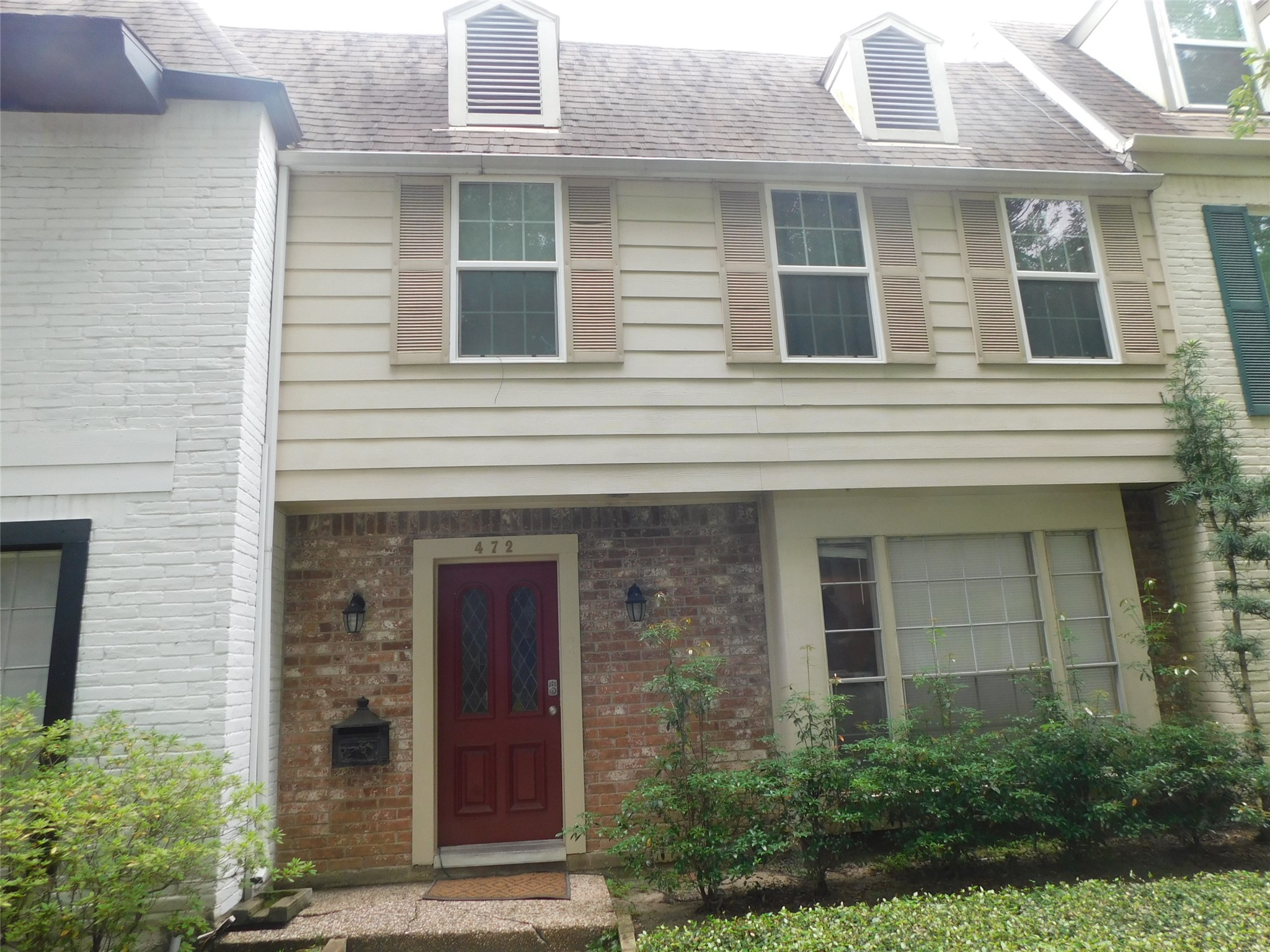 472 N Post Oak Lane Property Photo 1