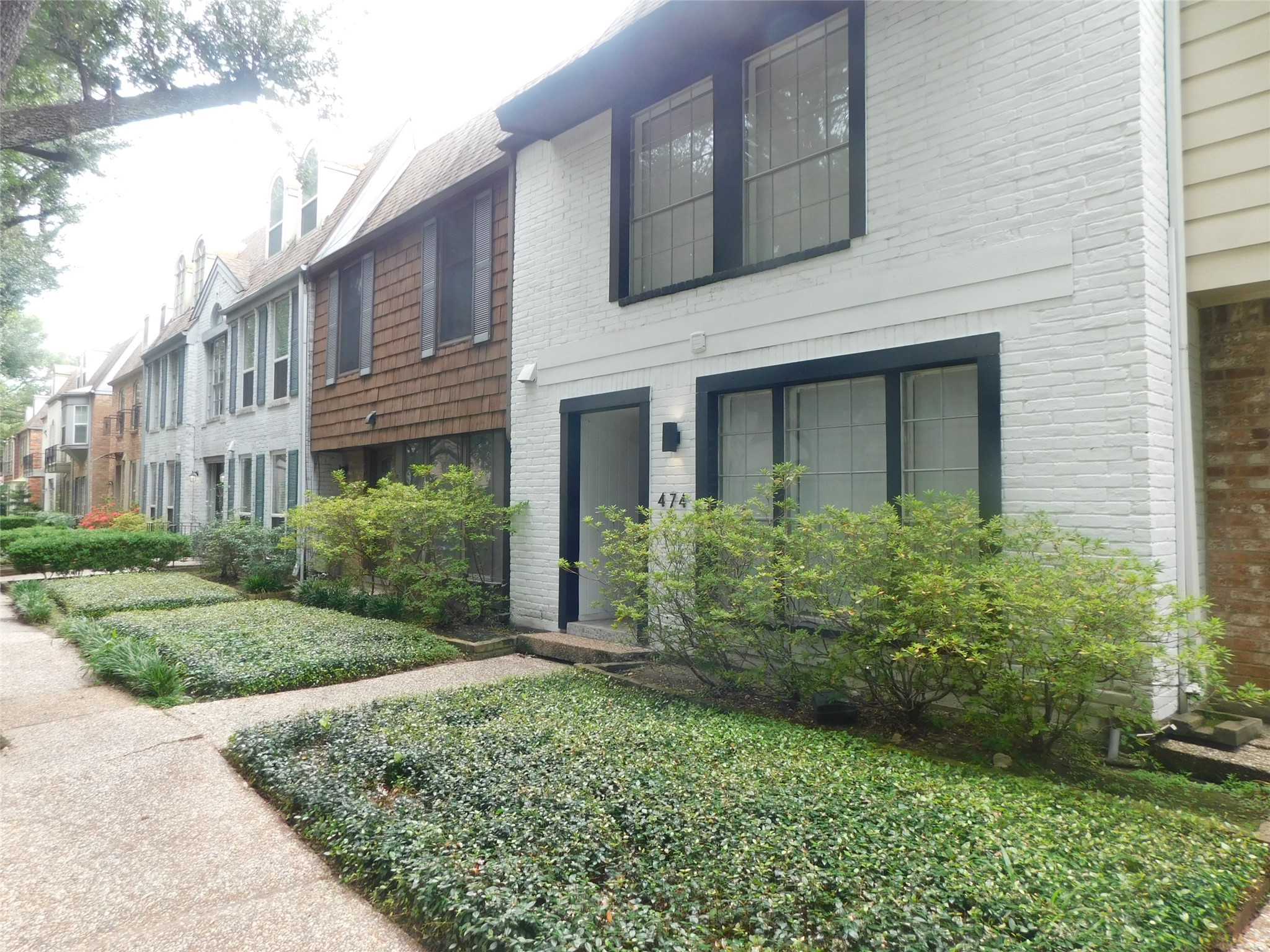 472 N Post Oak Lane Property Photo 3