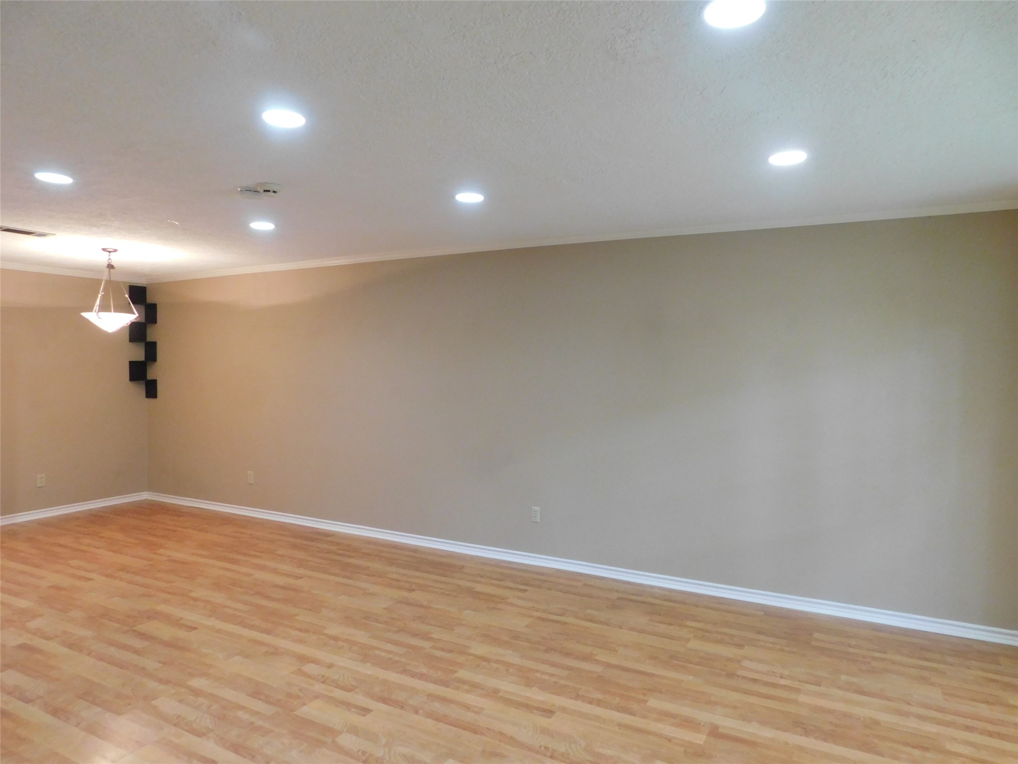 472 N Post Oak Lane Property Photo 4