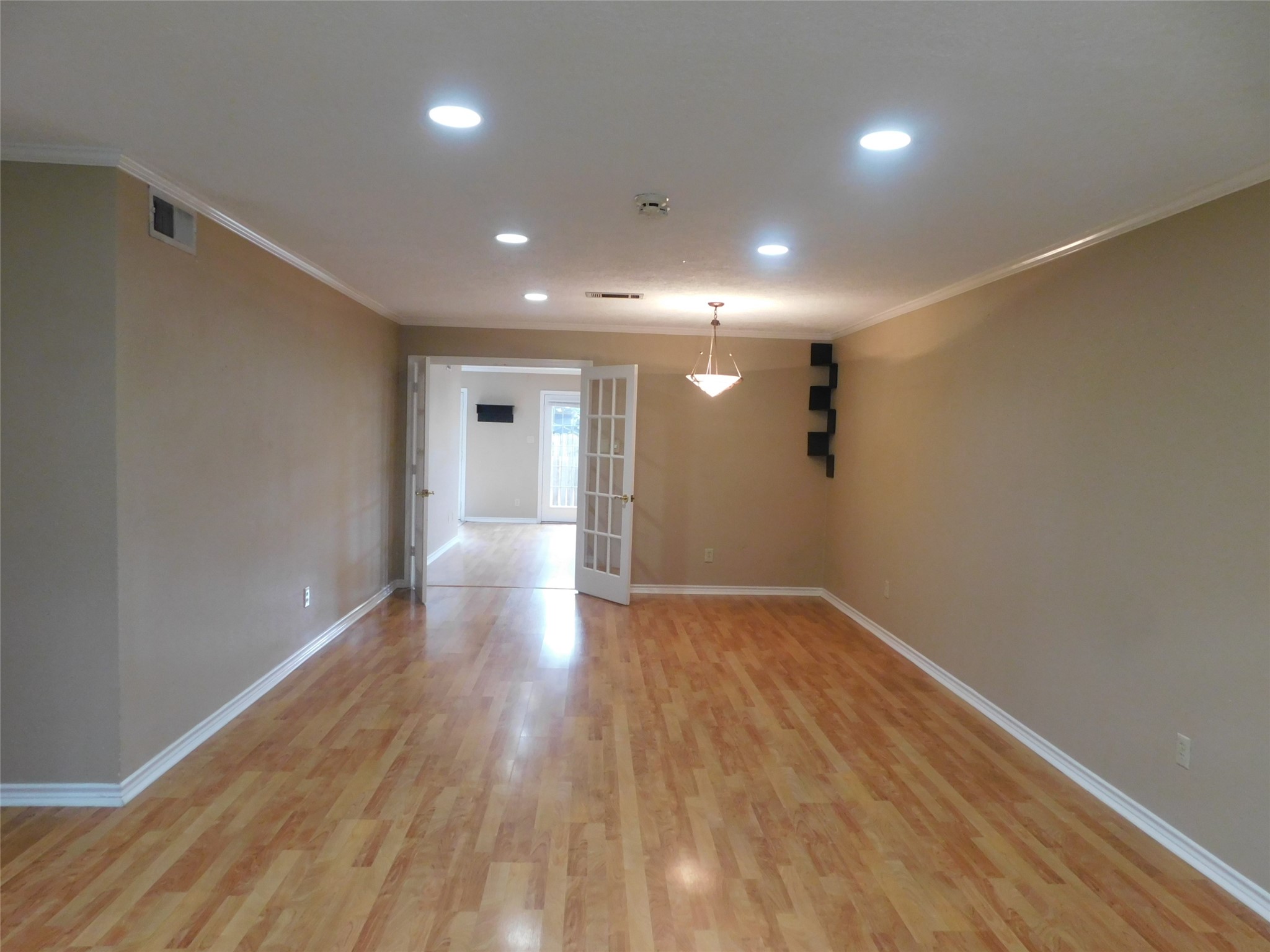 472 N Post Oak Lane Property Photo 5
