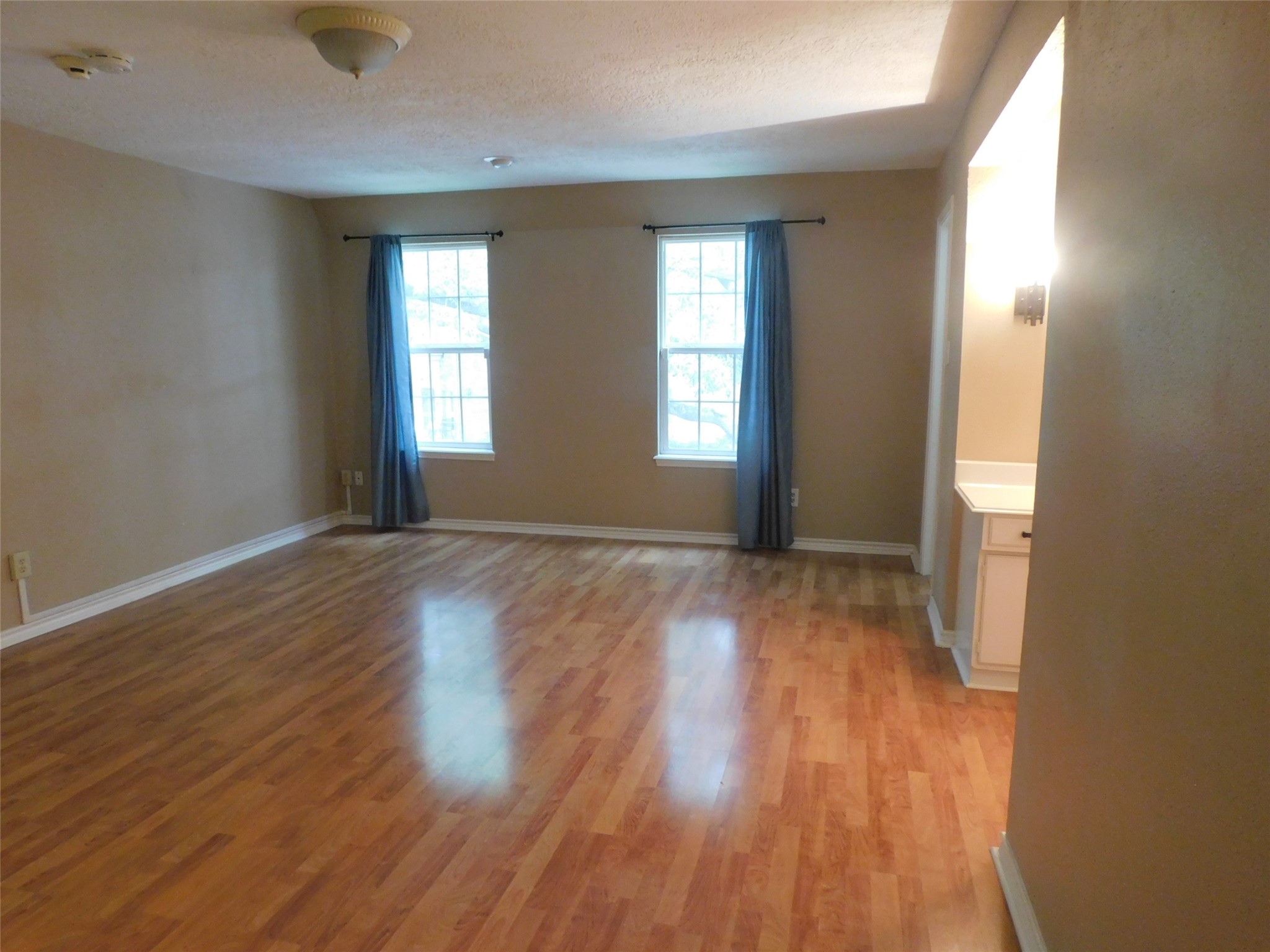 472 N Post Oak Lane Property Photo 6