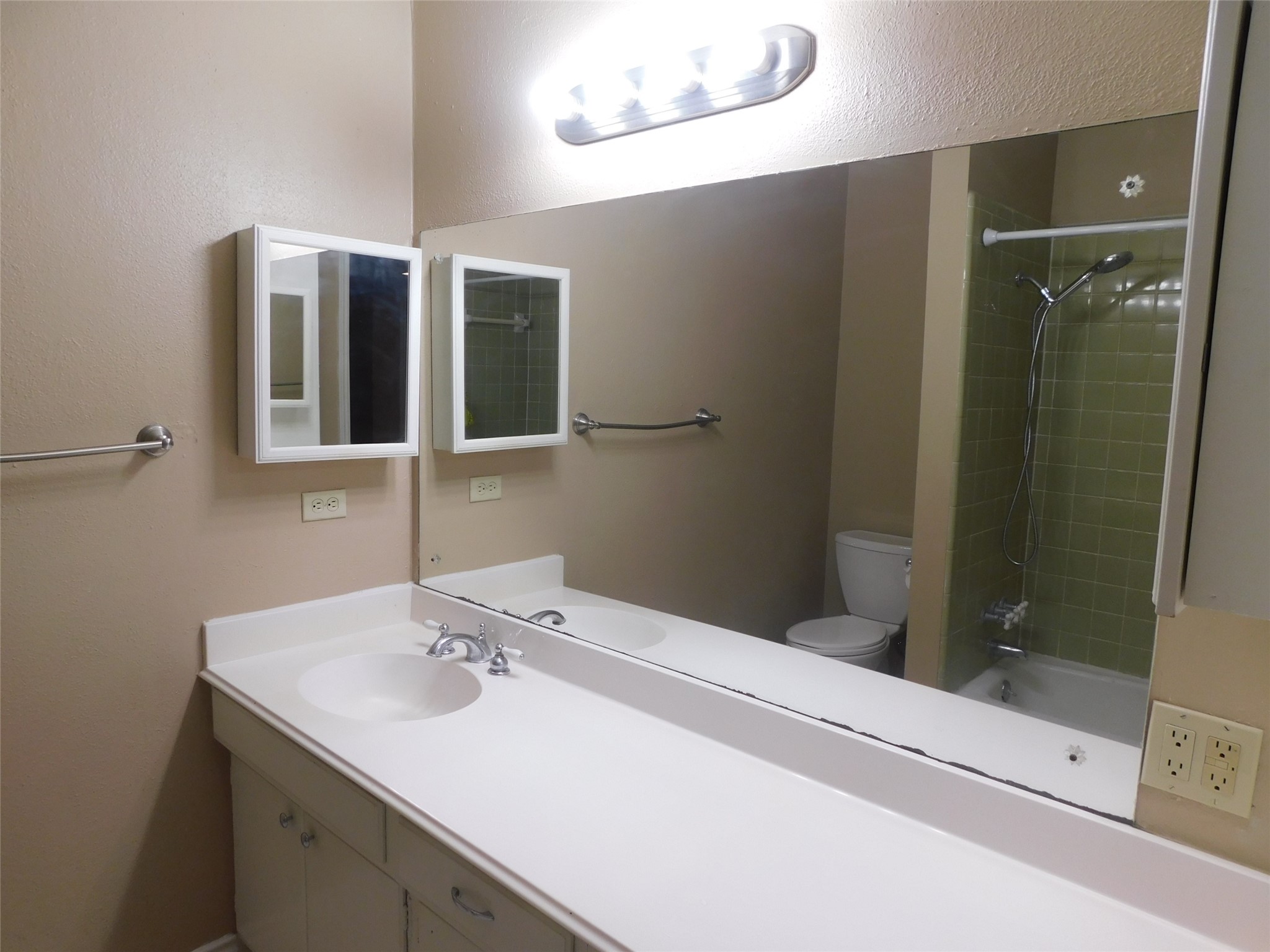 472 N Post Oak Lane Property Photo 27