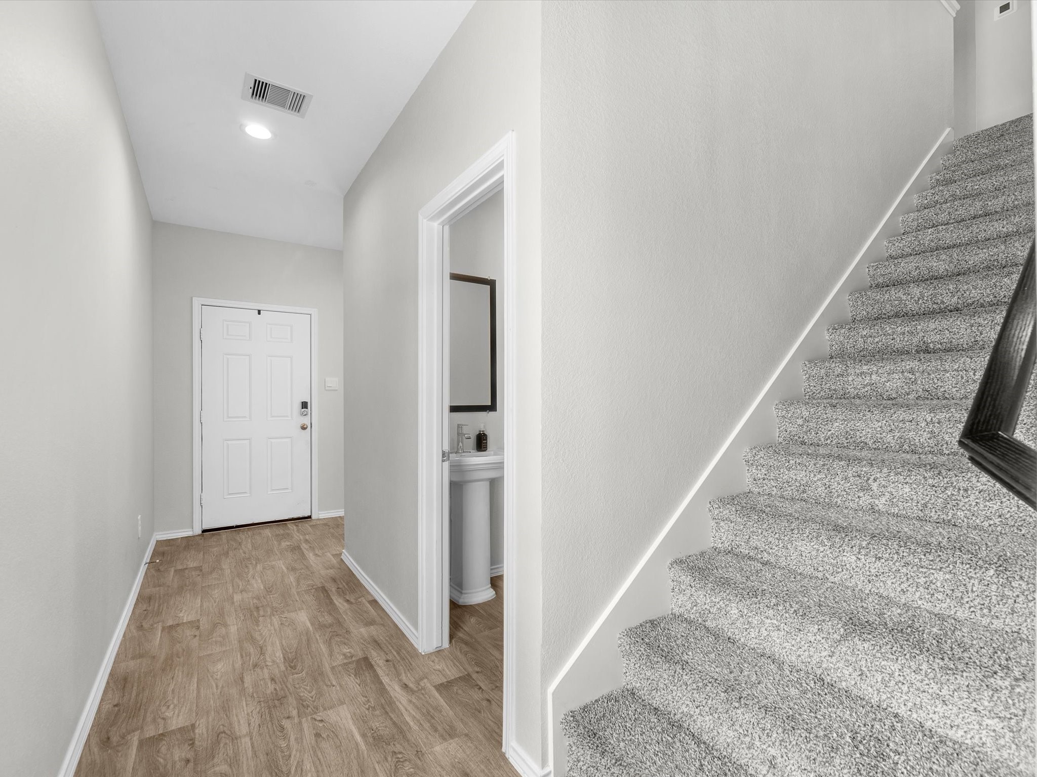 5455 Pinetree Crescent Lane Property Photo 6