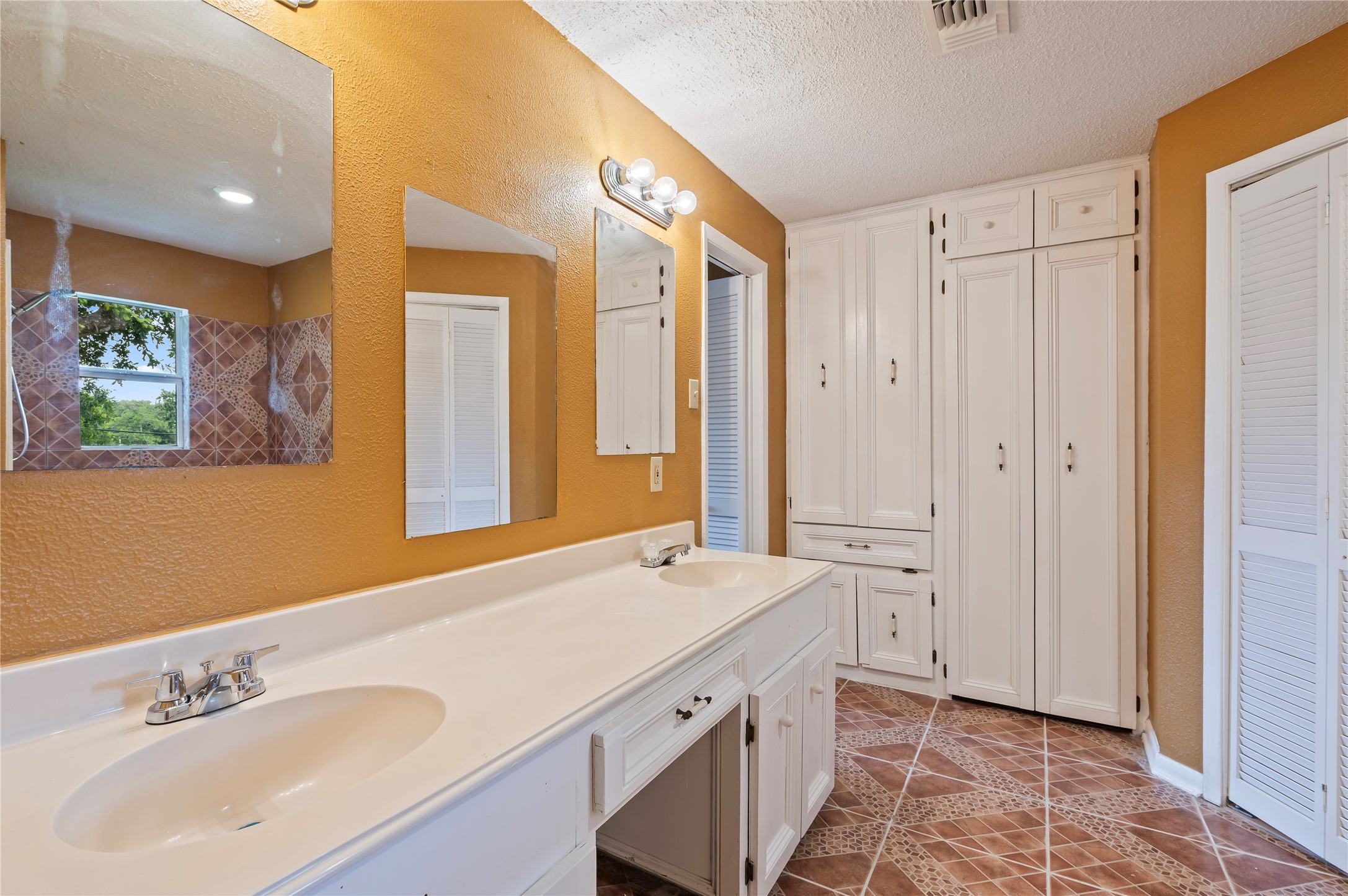 2402 21st Avenue N Property Photo 18
