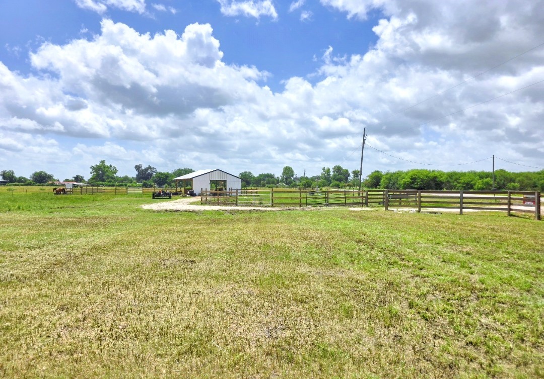 816 Raccoon Bend Road Property Photo 1