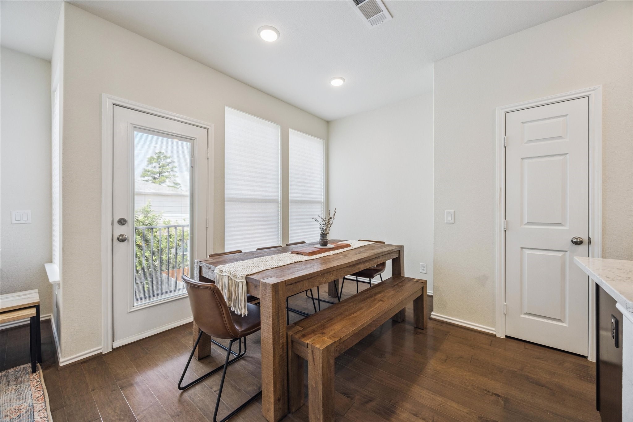 1817 Agoura Hills Dr Property Photo 5
