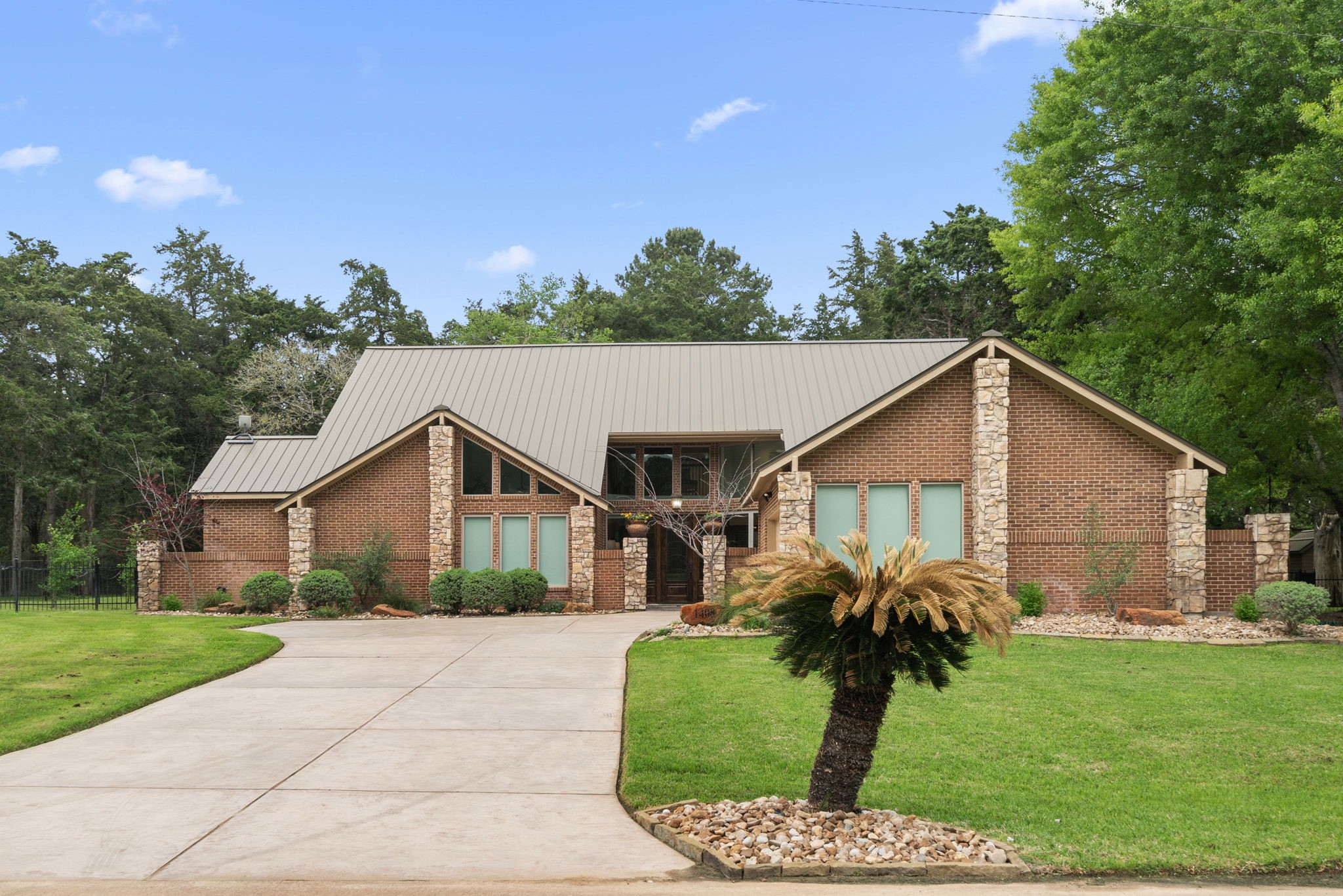 1408 N Falls Drive Property Photo