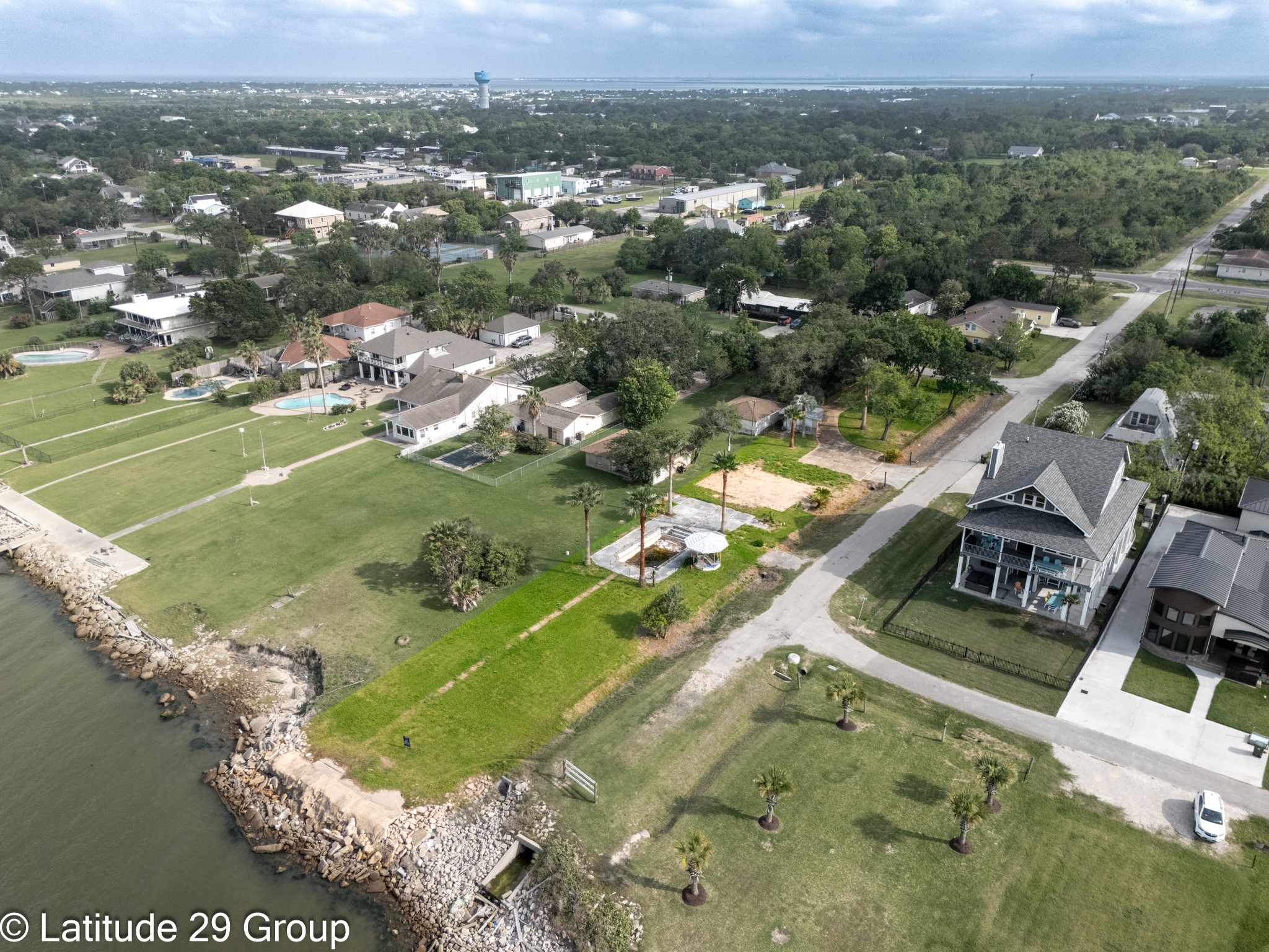 2588 Cliff Drive Property Photo 2