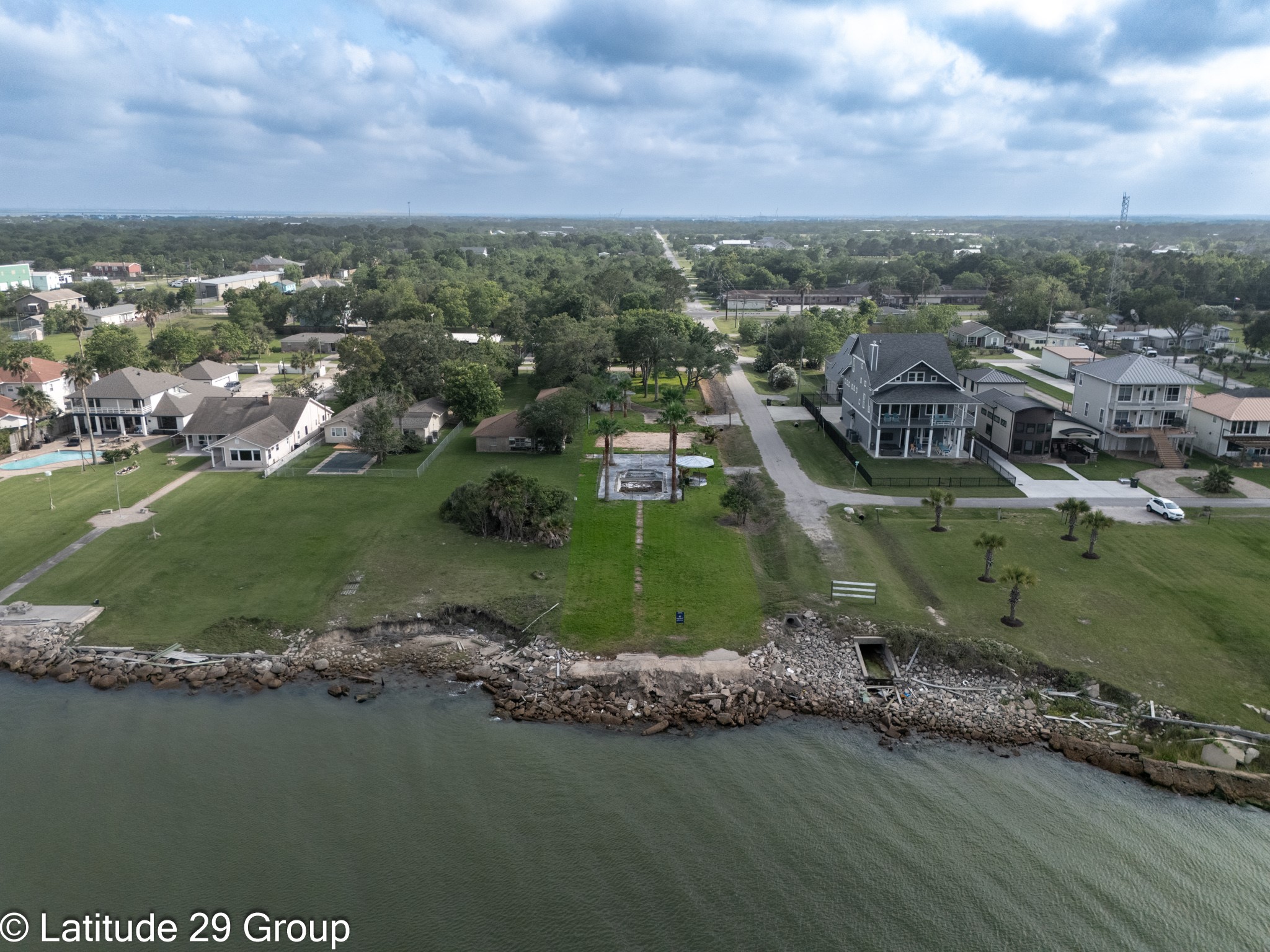 2588 Cliff Drive Property Photo 3