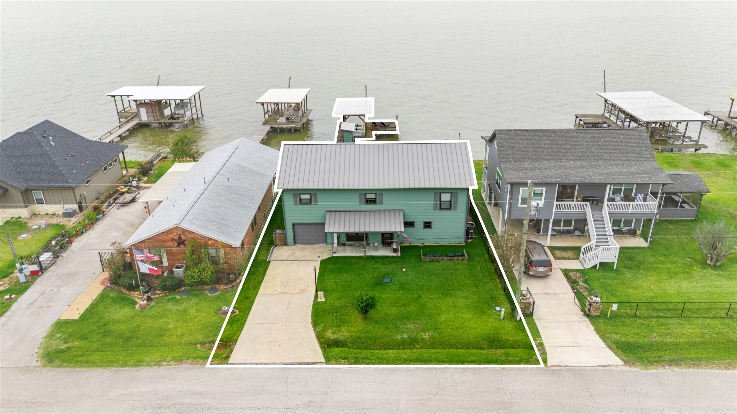 308 Lakeshore S Property Photo 3