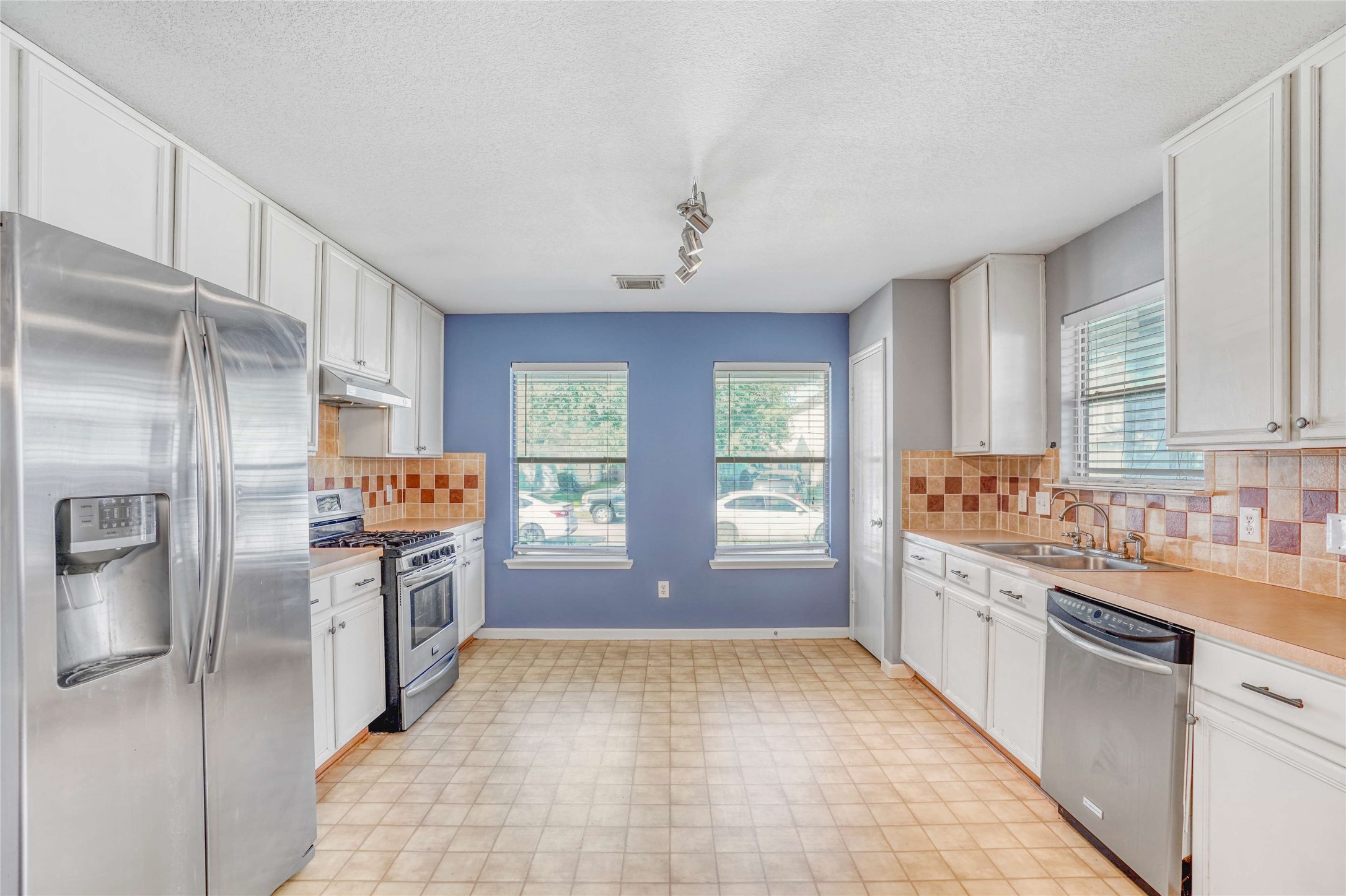19039 Remington Park Drive Property Photo 4
