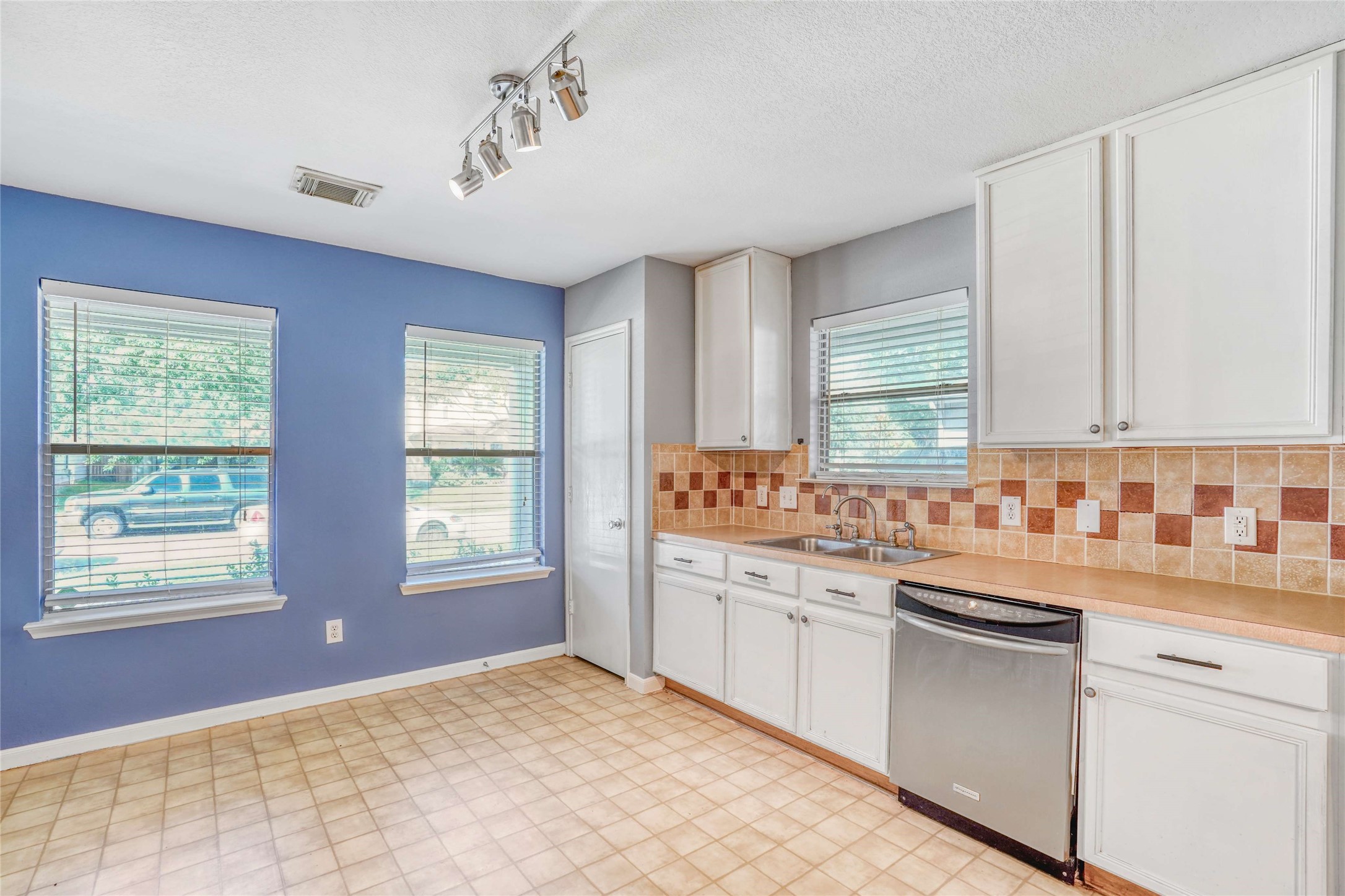 19039 Remington Park Drive Property Photo 6