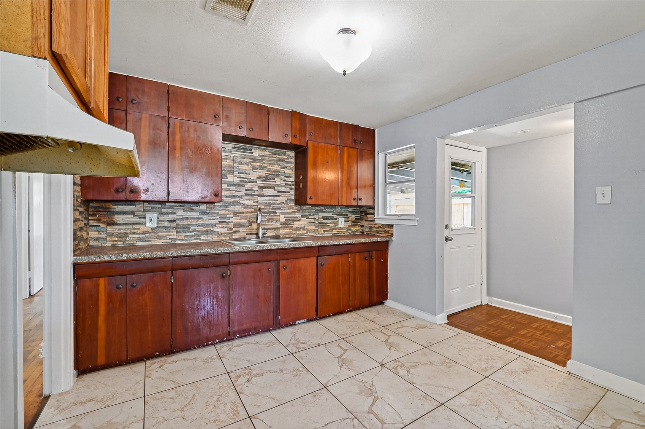 3918 Tavenor Lane Property Photo 11