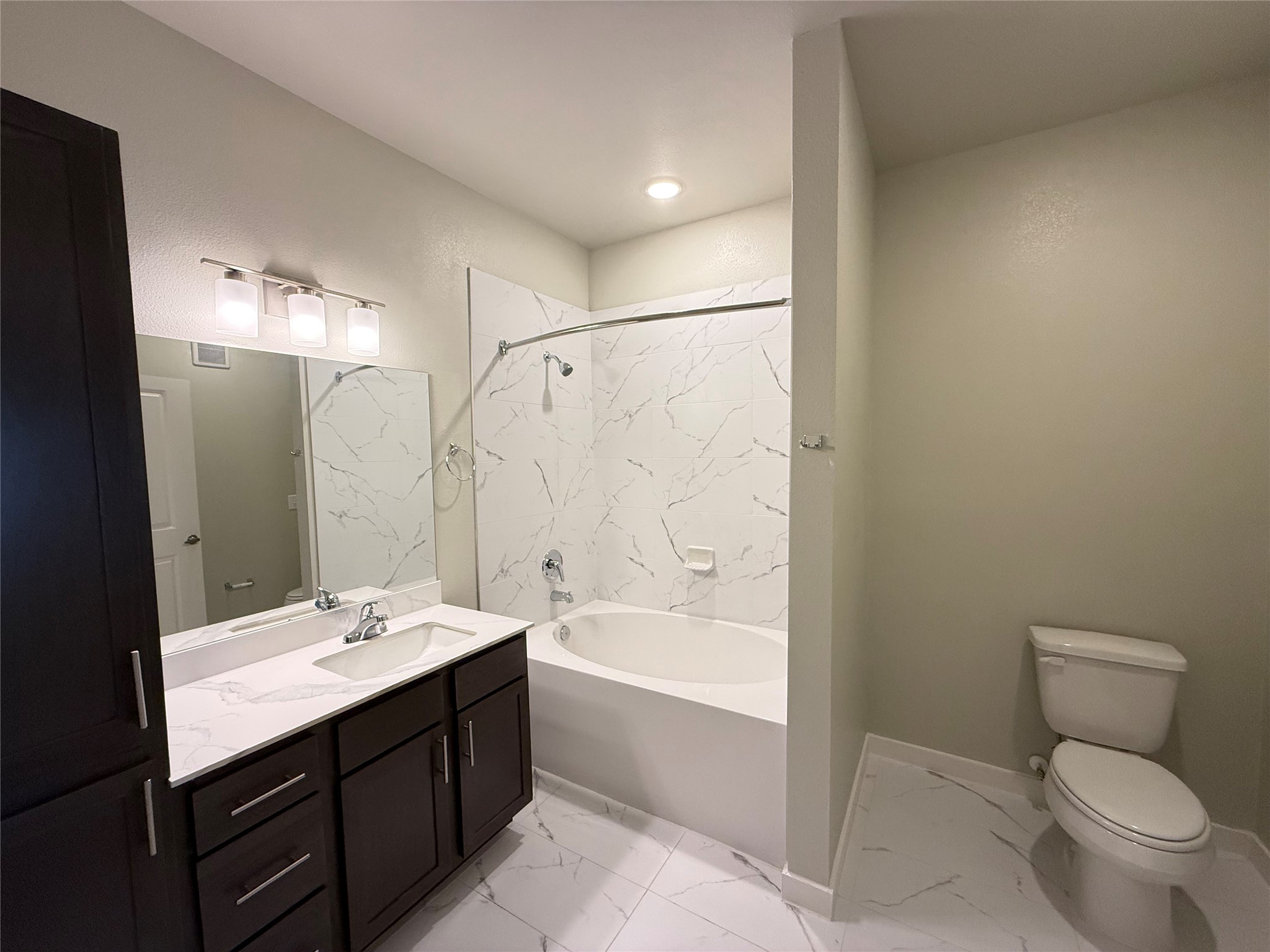 2102 Antoine Drive B2 Property Photo 8