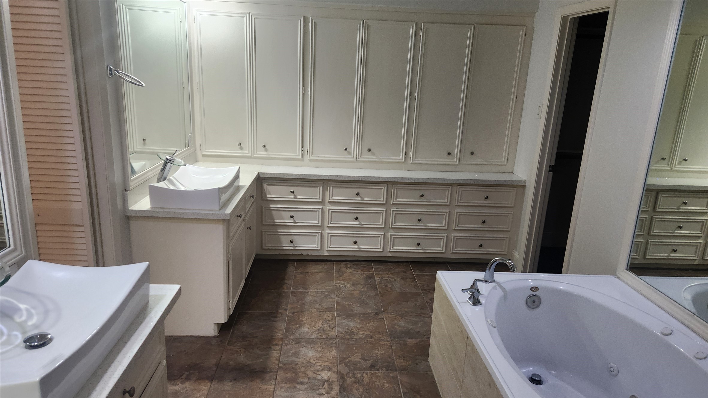 2127 Manor Green Drive Property Photo 16