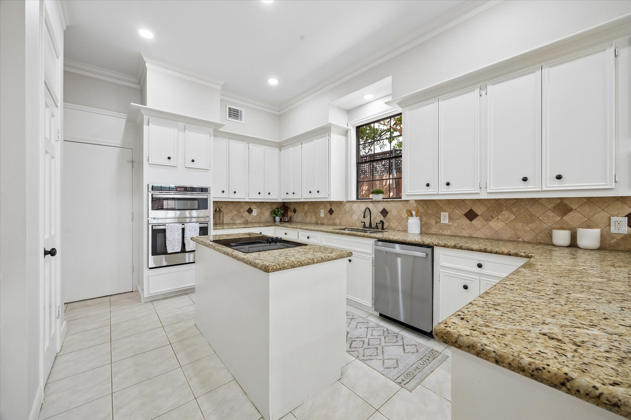 1727 Nantucket Drive Property Photo 9